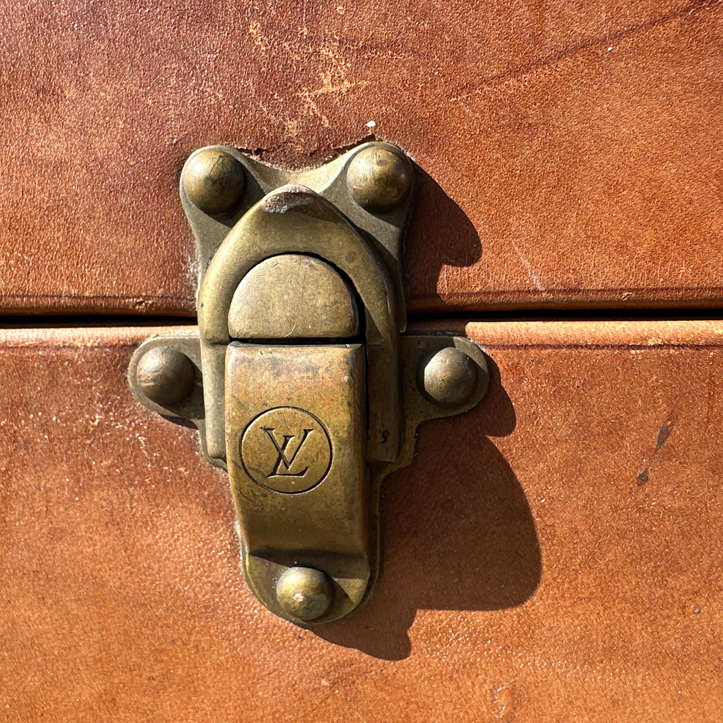 Antique LOUIS VUITTON Leather Hardcase Suitcase – Early 20th Century For Sale 12
