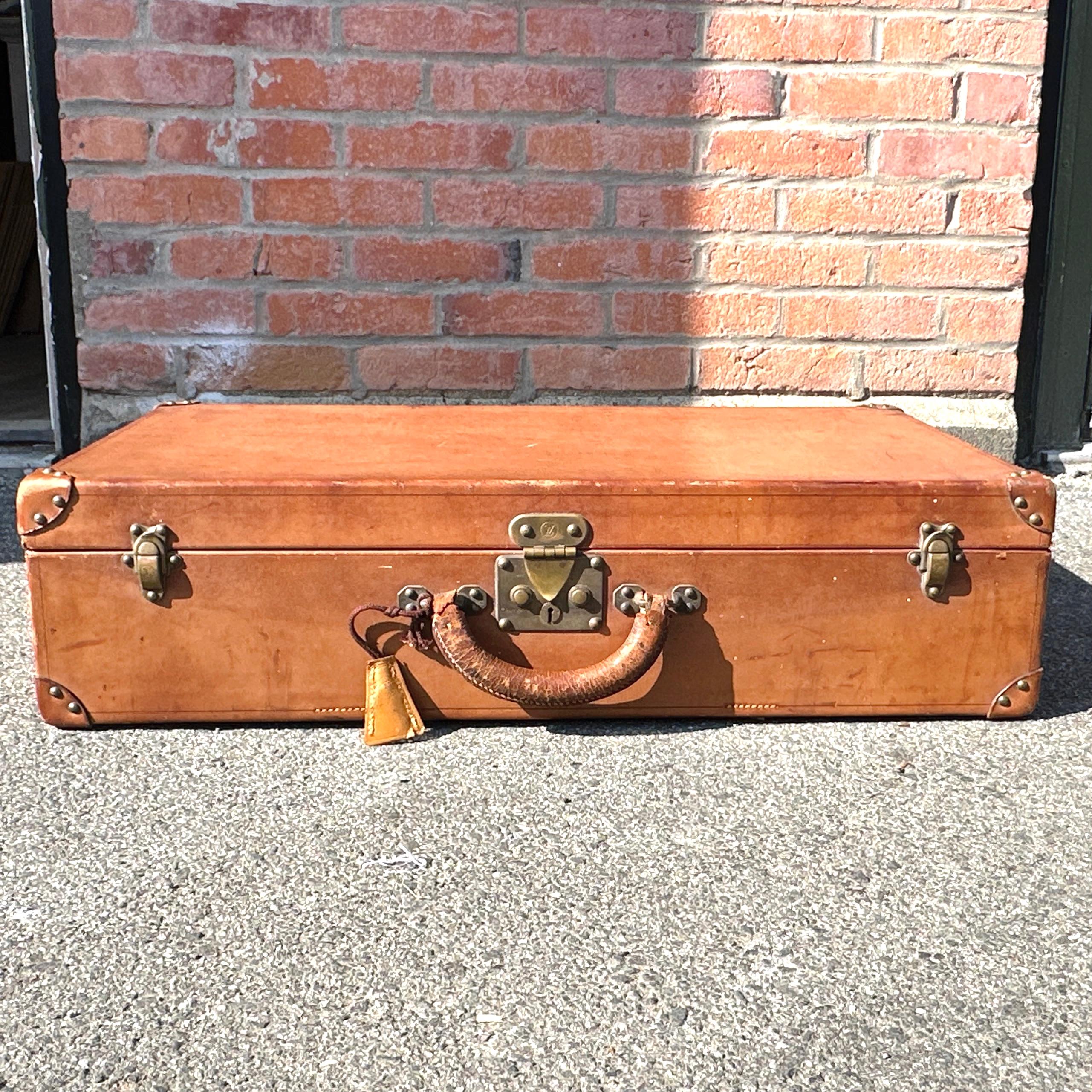 Antique LOUIS VUITTON Leather Hardcase Suitcase – Early 20th Century For Sale 15