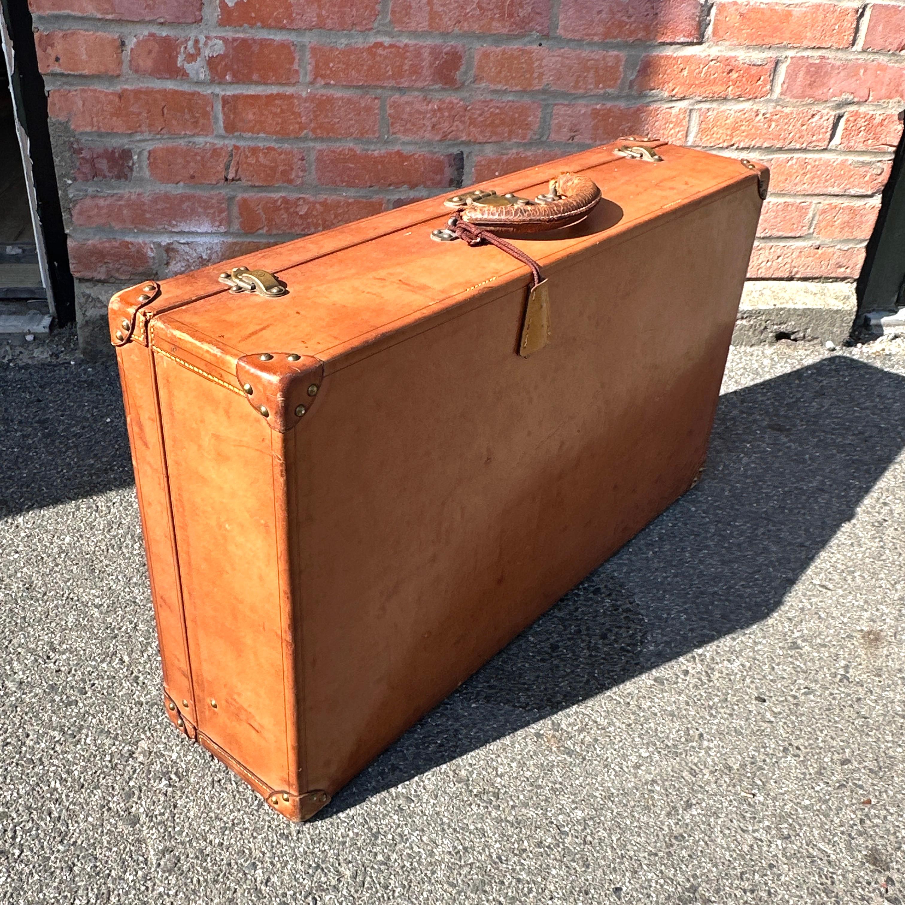 Antique LOUIS VUITTON Leather Hardcase Suitcase – Early 20th Century For Sale 3