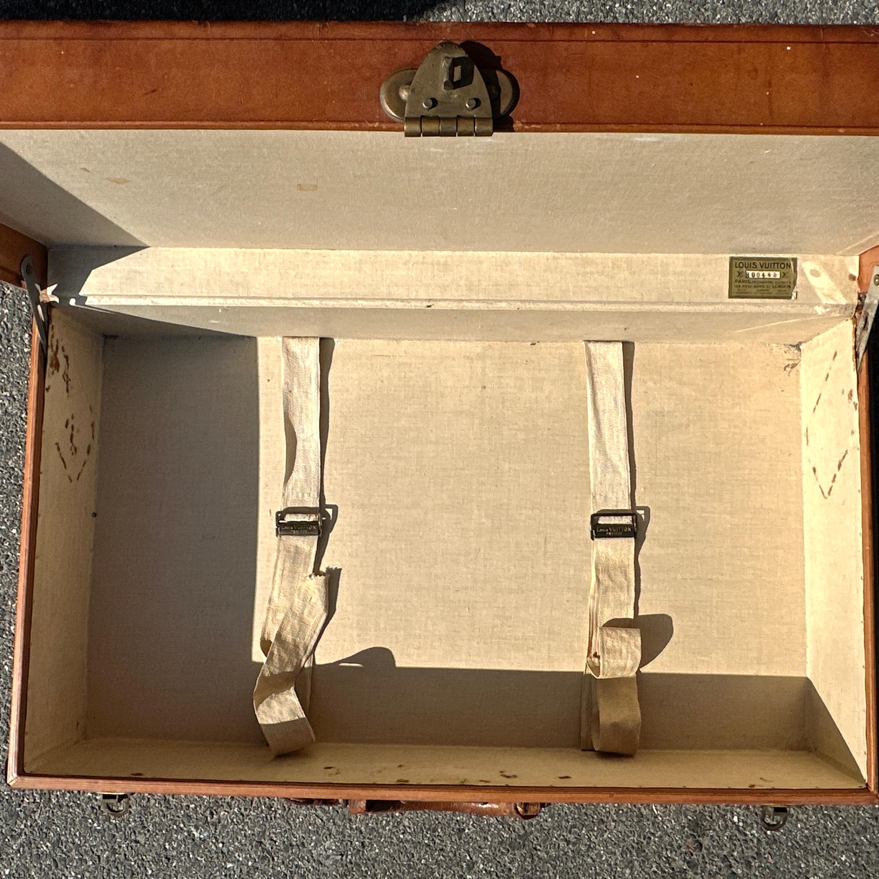 Antique LOUIS VUITTON Leather Hardcase Suitcase – Early 20th Century For Sale 5