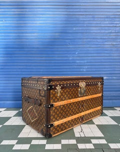 Baúl antiguo de Louis Vuitton tipo «Mail», de alrededor de 1930, con la icónica lona Monogram