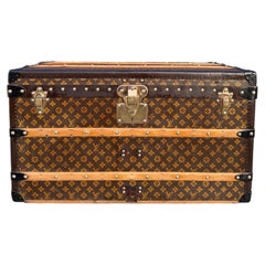 Baúl antiguo de Louis Vuitton tipo «Mail», de alrededor de 1930, con la icónica lona Monogram