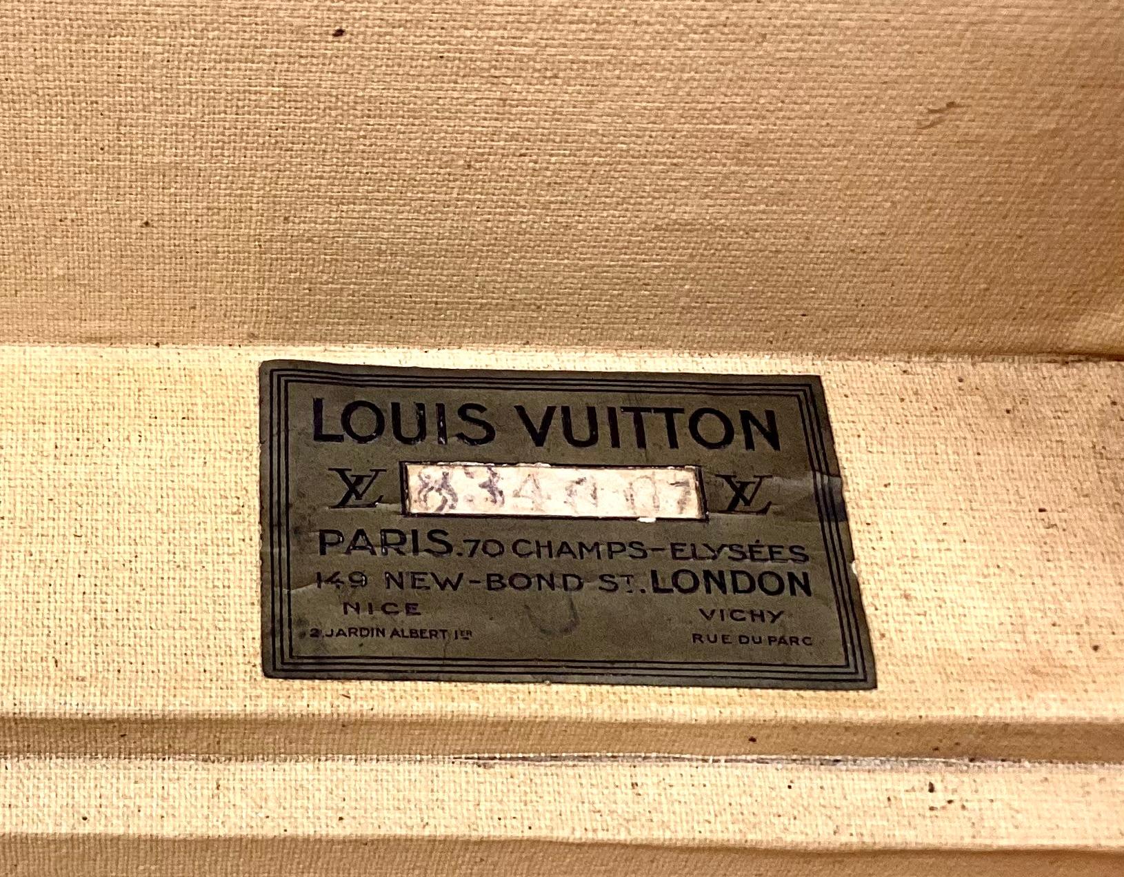 Ancienne malle cubique Louis Vuitton à monogrammes Bon état - En vente à Bradenton, FL