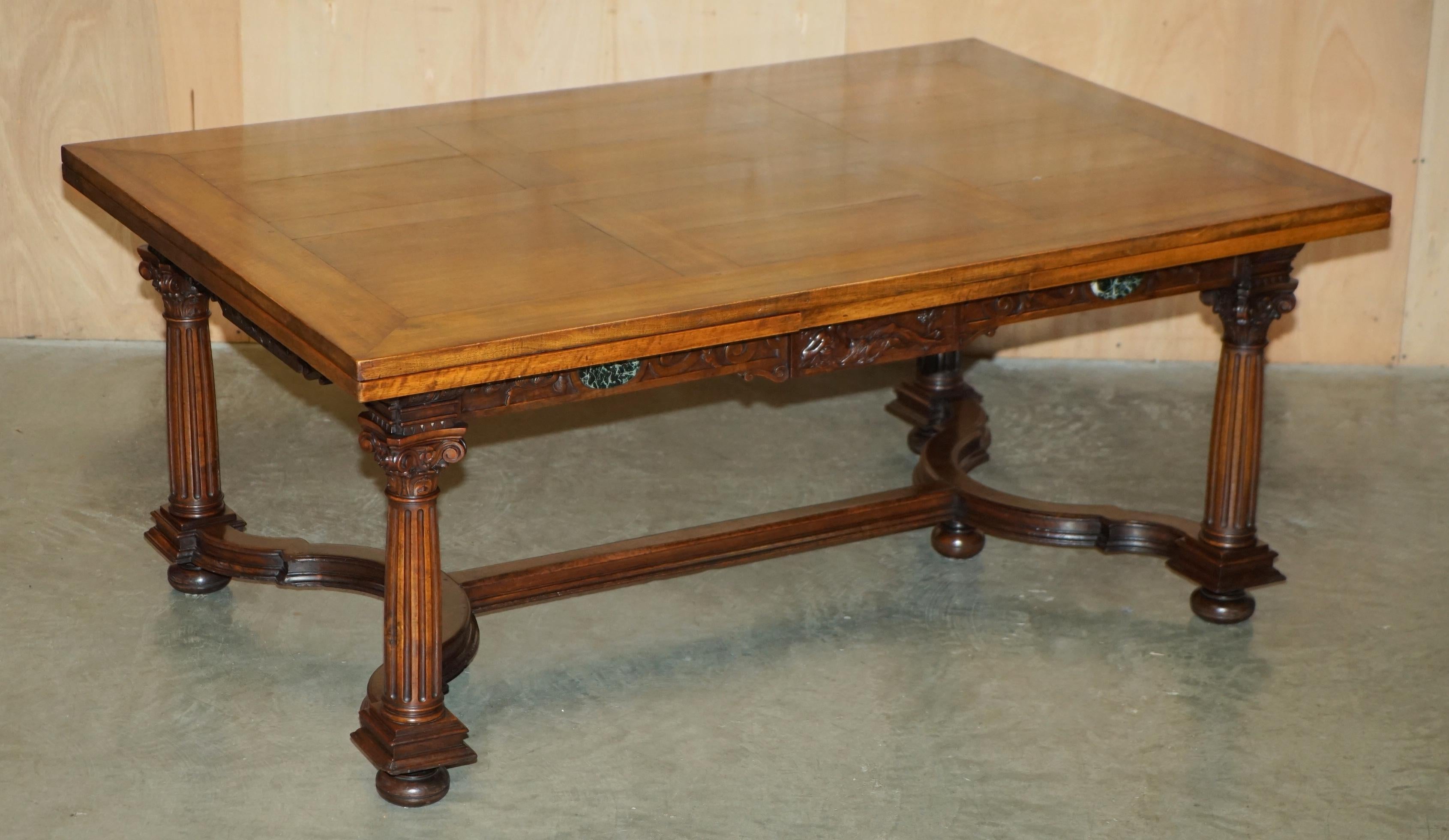 Louis XIII ANTIQUE LOUIS XIII REVIVAL 10 PERSONNES SUITE DE TABLE ET CHAISE EN NOYER ET MARBRE en vente