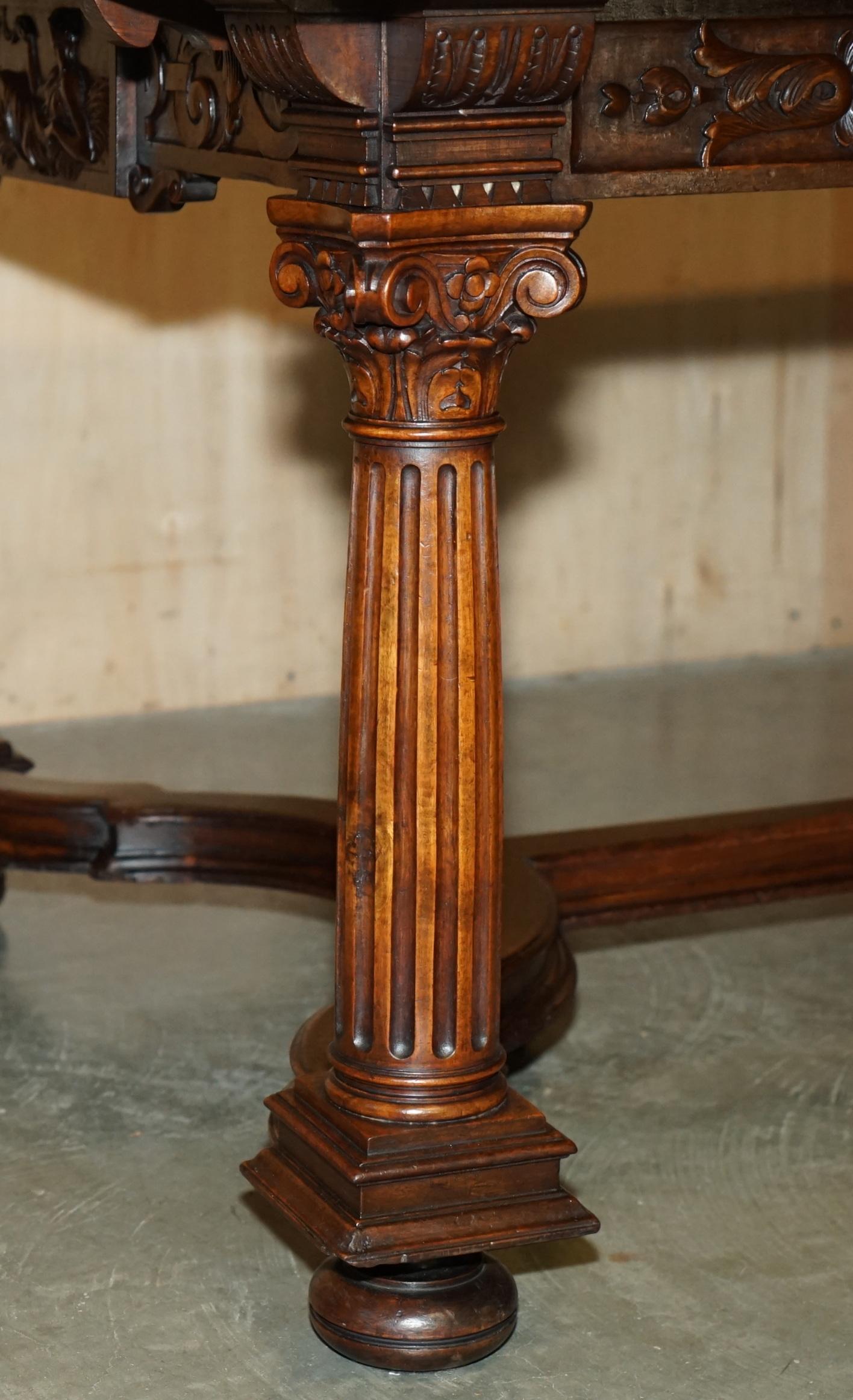 Milieu du XIXe siècle ANTIQUE LOUIS XIII REVIVAL 10 PERSONNES SUITE DE TABLE ET CHAISE EN NOYER ET MARBRE en vente