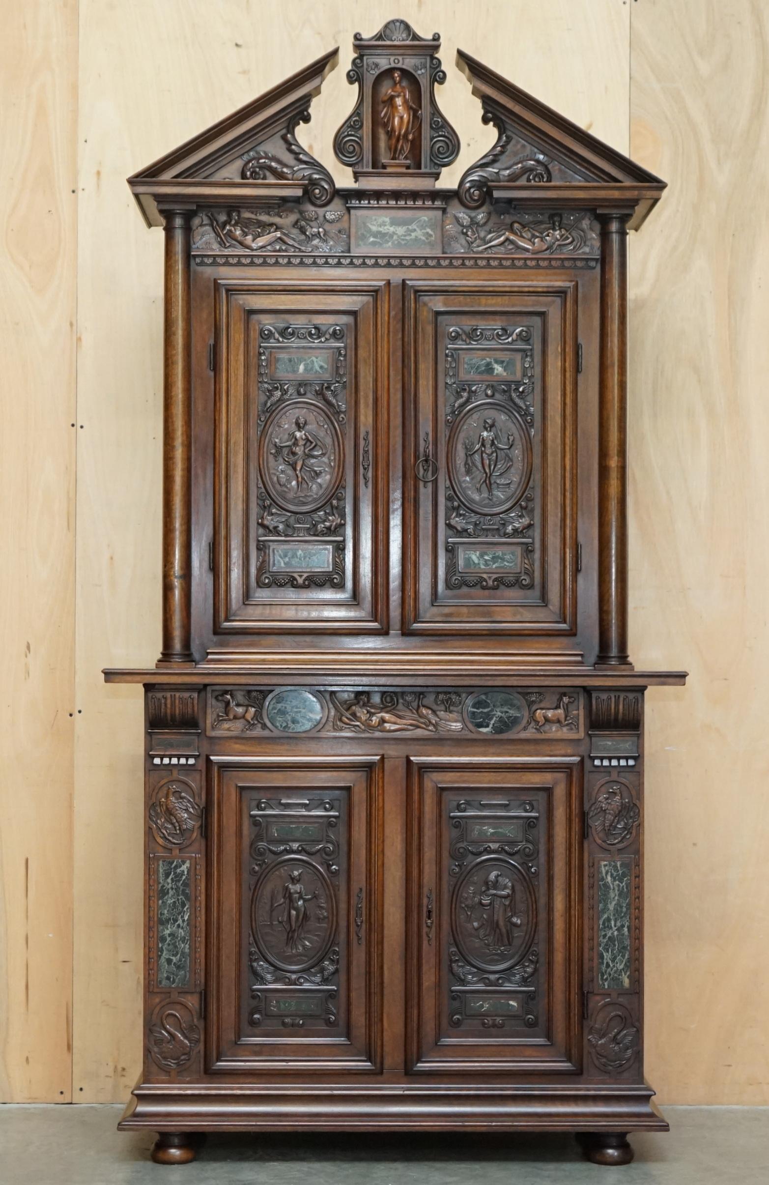 Casa Reale Antiquariato

The Royal House of Antiques è lieta di offrire in vendita questo straordinario armadio francese Luigi XIII Revival, intagliato a mano e con placche in marmo incastonate.

Tieni presente che le spese di spedizione indicate