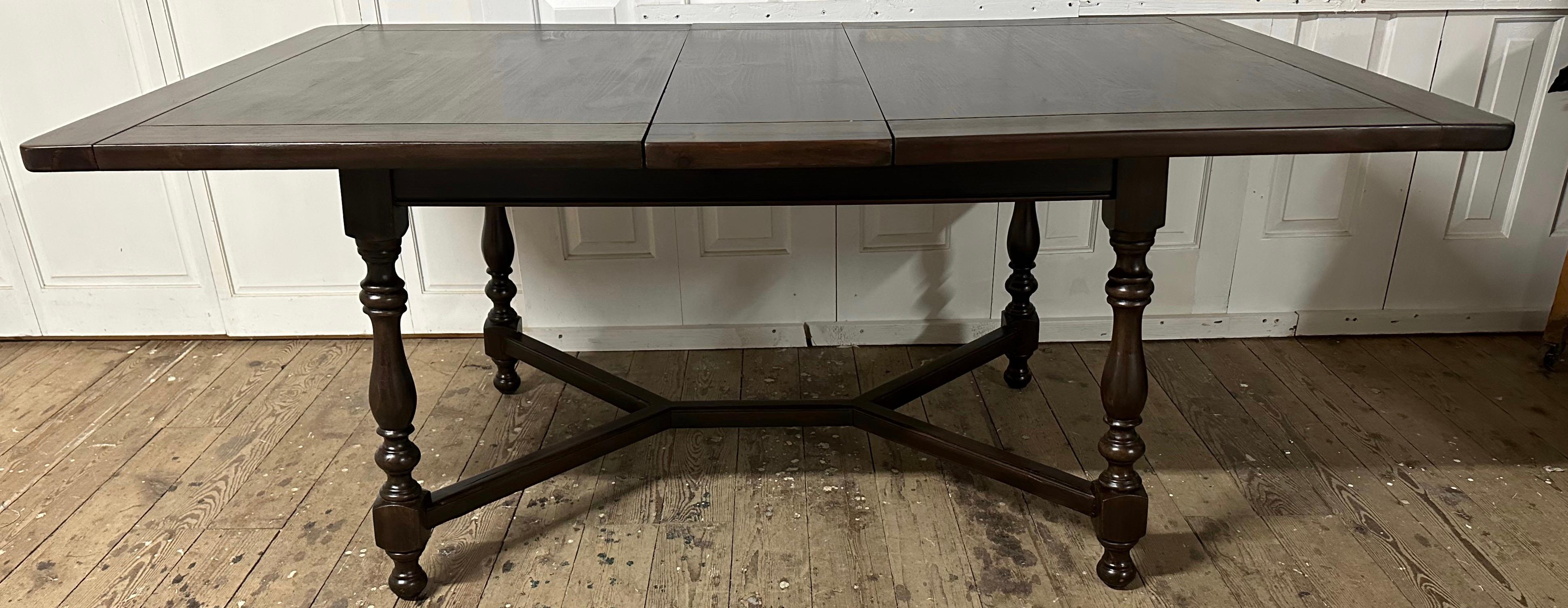 Ancienne table à manger à rallonge de style Louis XIII avec pieds tournés en vente 7