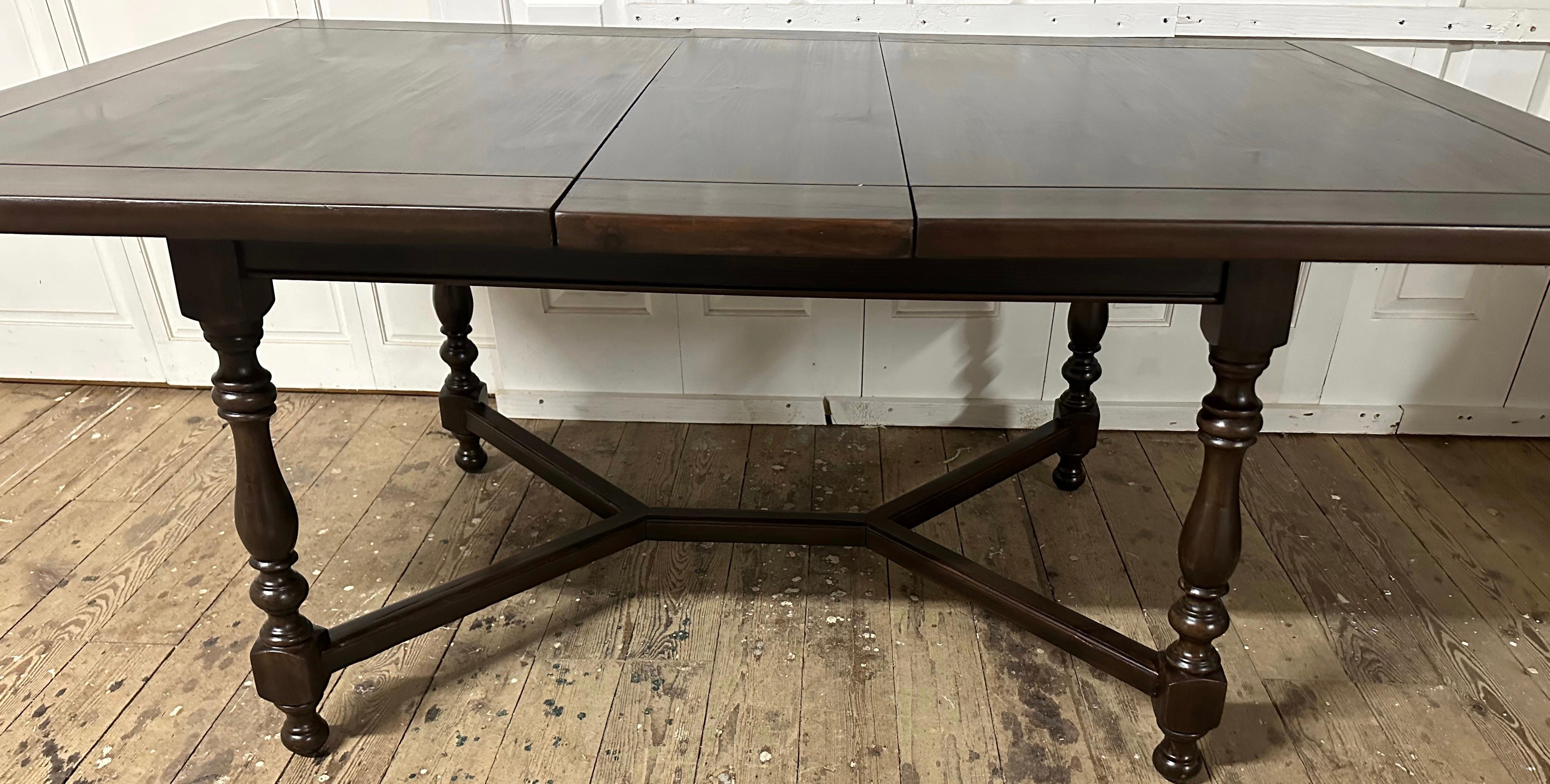 Ancienne table à manger à rallonge de style Louis XIII avec pieds tournés en vente 8