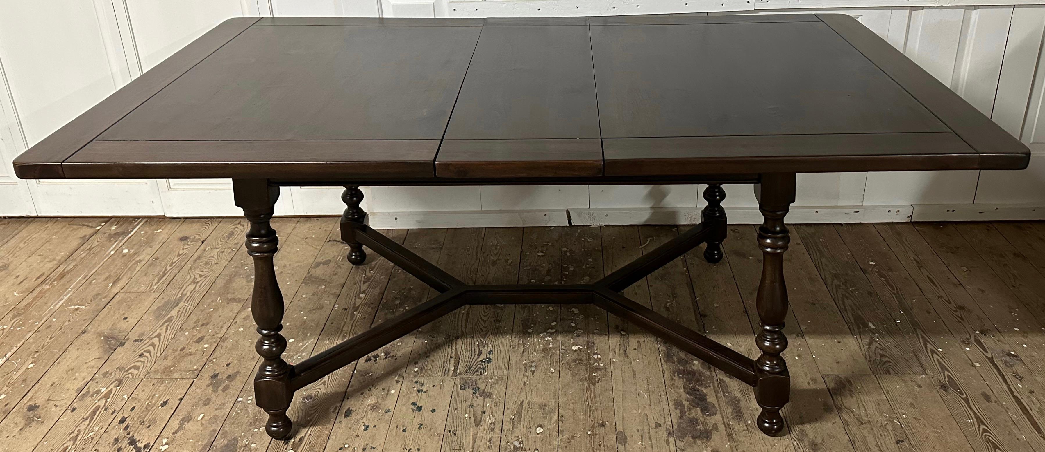 Ancienne table à manger à rallonge de style Louis XIII avec pieds tournés en vente 10