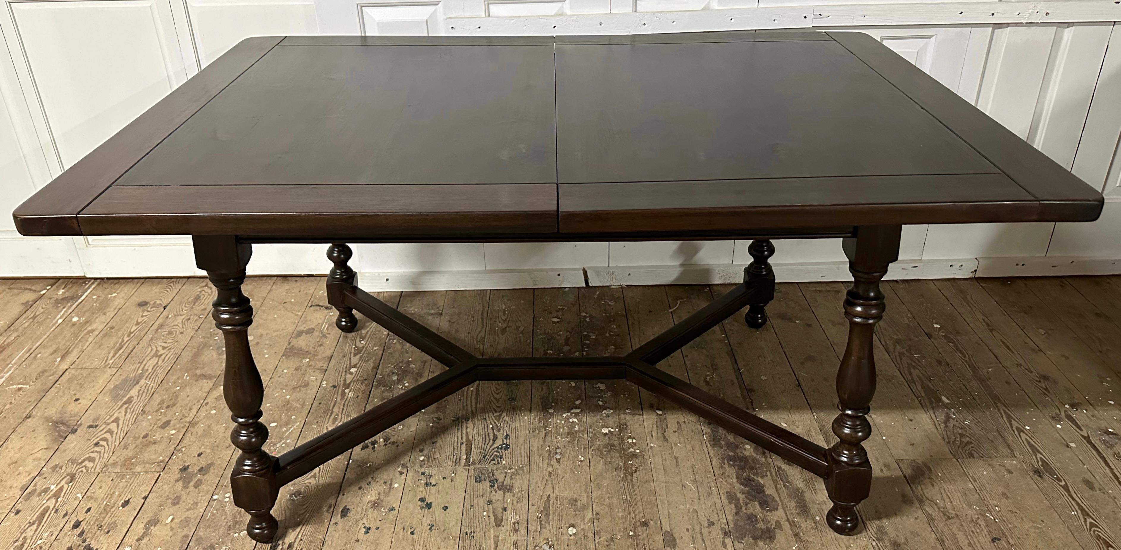 Ancienne table à manger à rallonge de style Louis XIII avec pieds tournés Bon état - En vente à Sheffield, MA