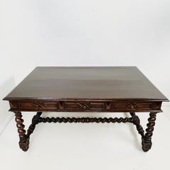 Bureau ancien en chêne de style Louis XIII