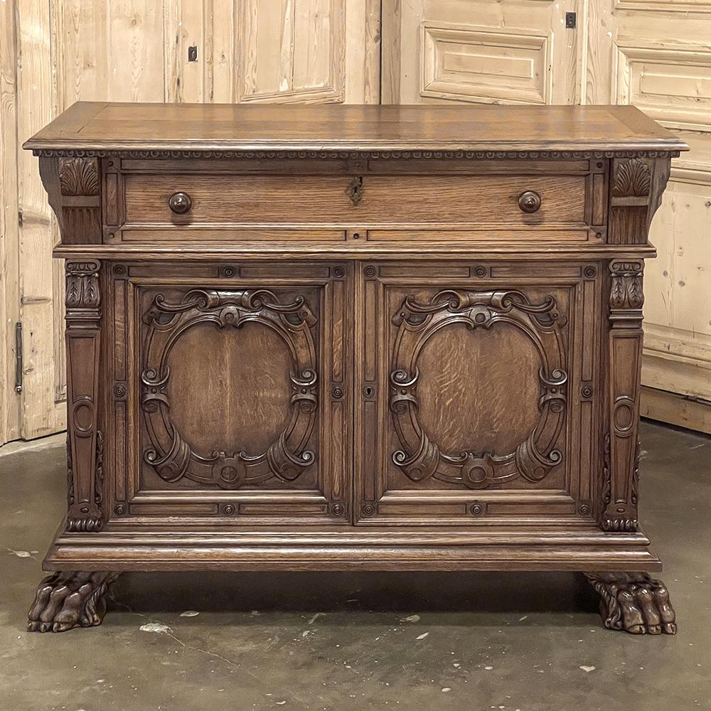 L'antico buffet Luigi XIV è una spettacolare testimonianza del talento di un ebanista di prim'ordine!  Progettato per un sontuoso maniero, è stato realizzato a mano con quercia bianca autoctona di vecchia crescita per durare nei secoli e presenta un