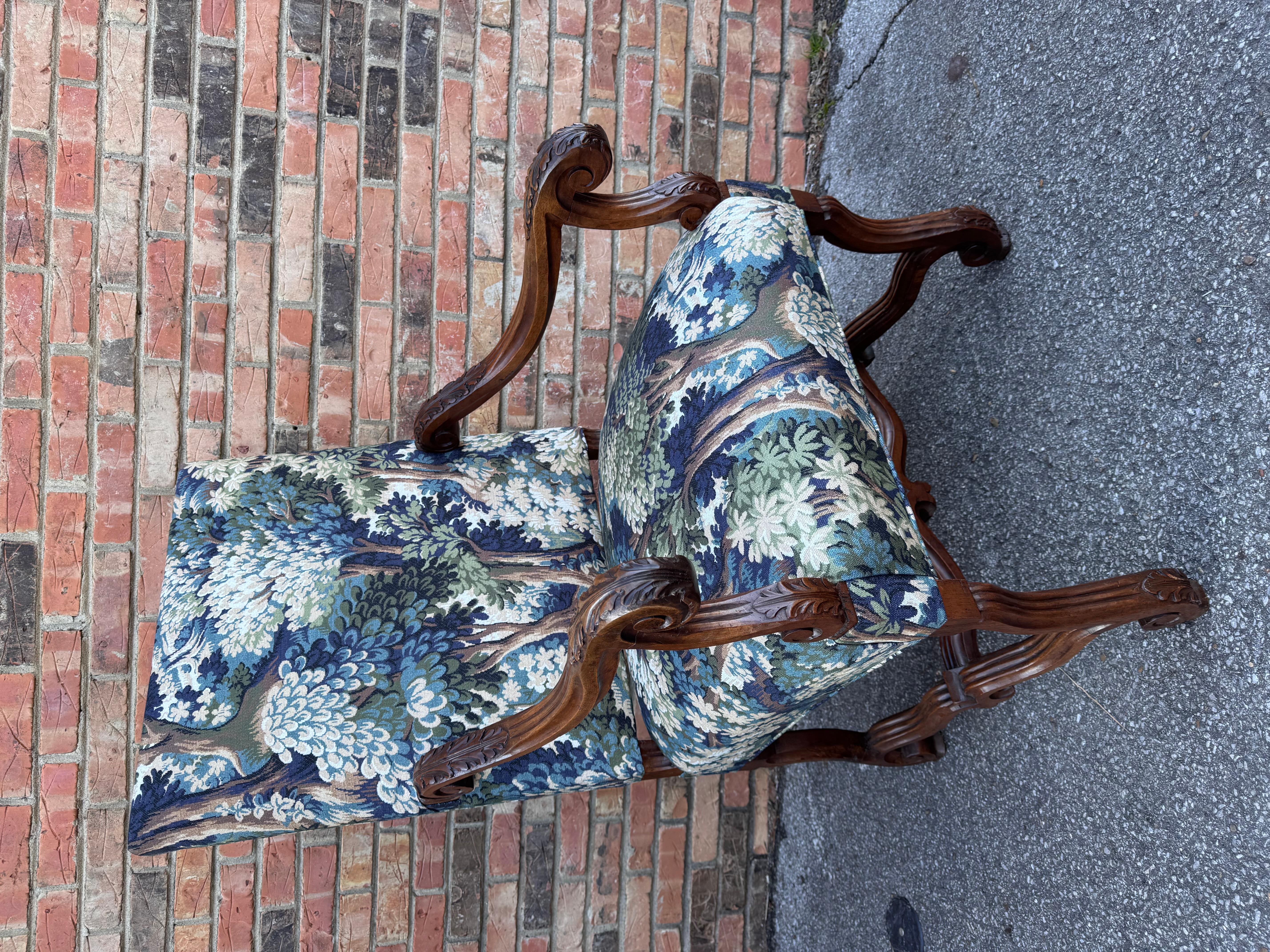 Il s'agit d'un magnifique cadre de chaise française antique qui a été récemment retapissé ! Le nouveau tissu est un magnifique imprimé forestier dont les tons bleus, verts et bruns profonds se mélangent à des teintes crème et sauge plus claires pour