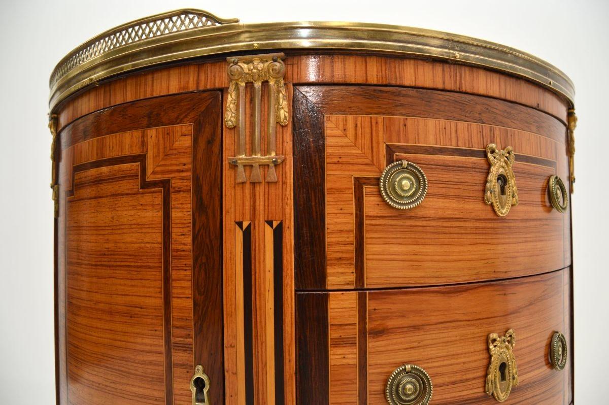 Antico commodino Luigi XIV con piano in marmo montato ad ormoluce in vendita 5