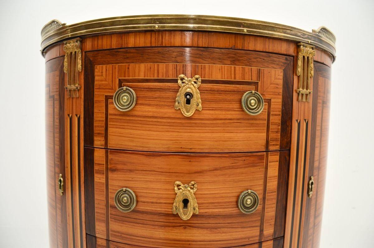 Antico commodino Luigi XIV con piano in marmo montato ad ormoluce in vendita 6