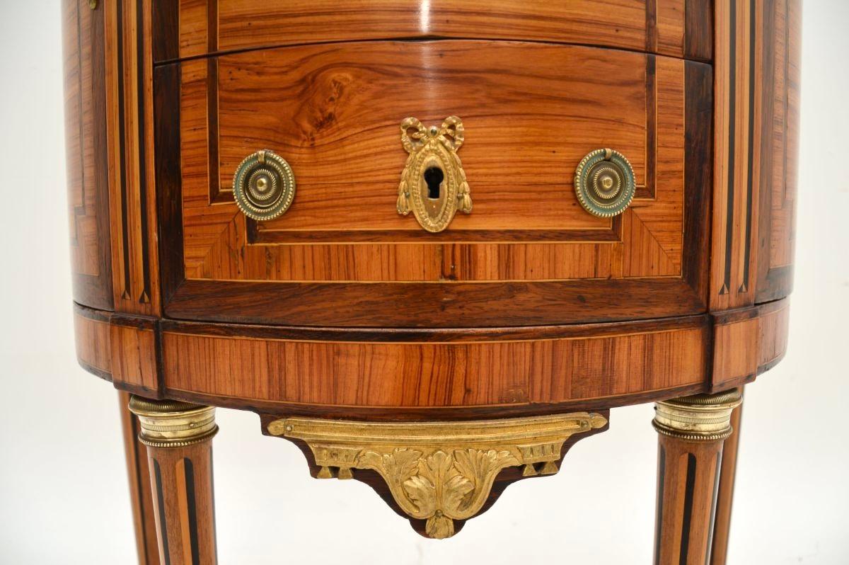 Antico commodino Luigi XIV con piano in marmo montato ad ormoluce in vendita 8
