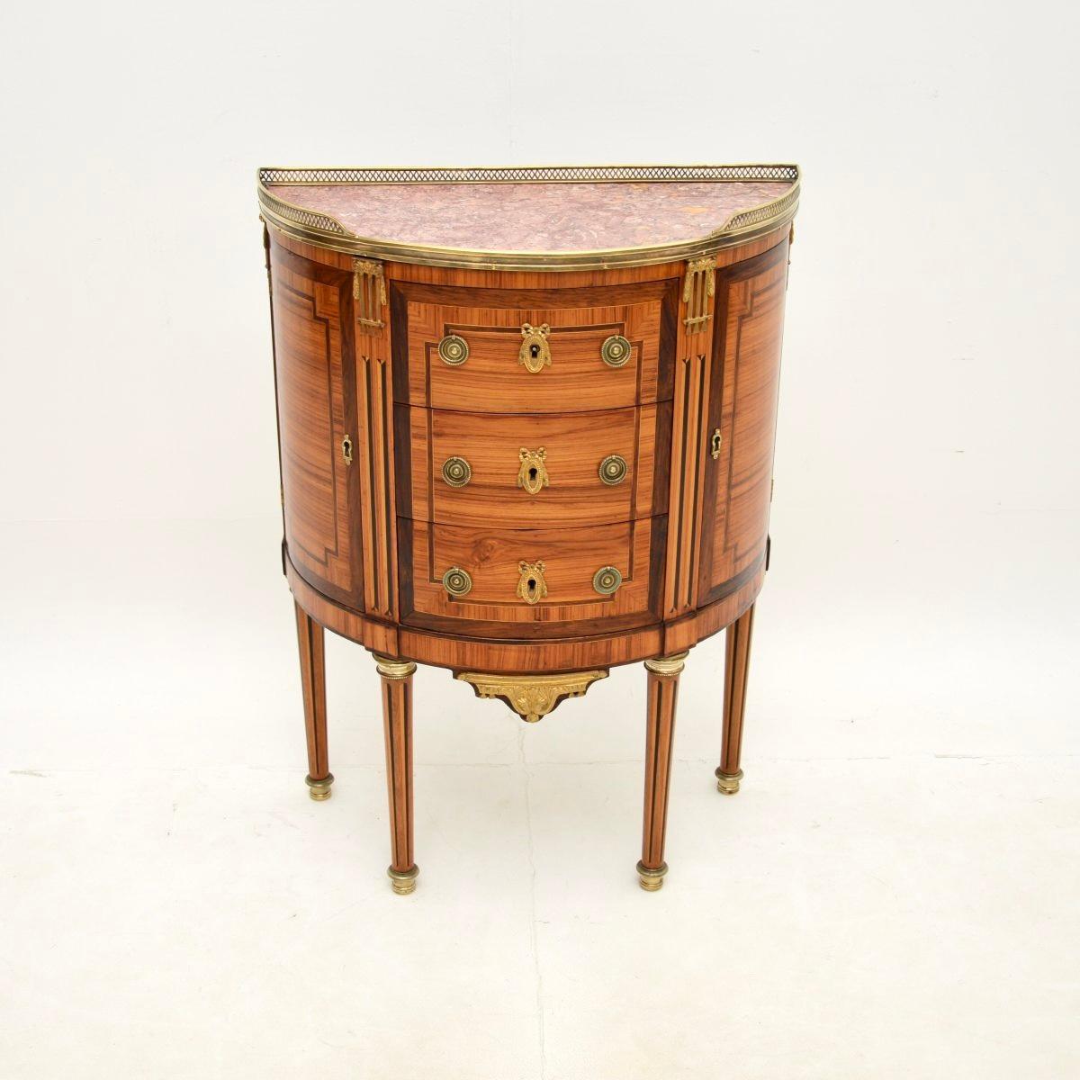 Un'antica commode francese Luigi XVI con piano in marmo e ormolatura assolutamente straordinaria. Questo modello è stato realizzato in Francia e risale al periodo 1780-1800.

Di qualità eccezionale, mostra una combinazione di legni intarsiati con