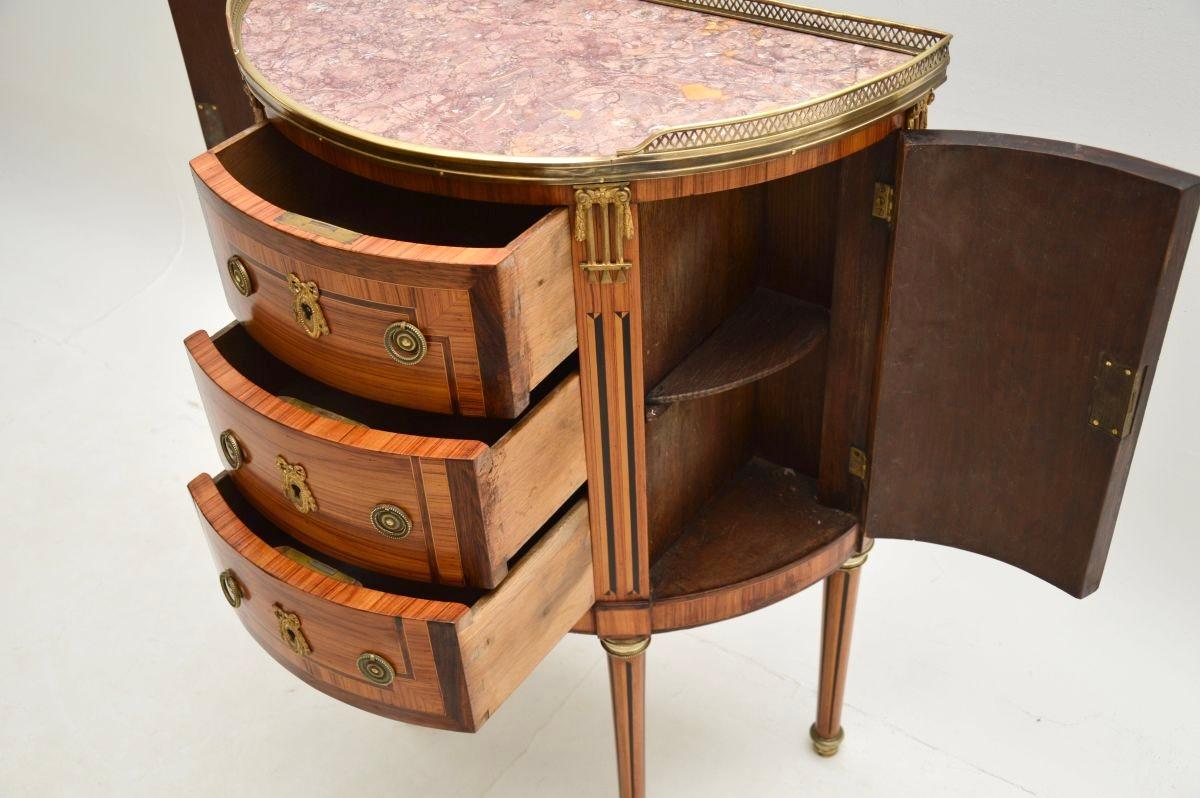 Antico commodino Luigi XIV con piano in marmo montato ad ormoluce In condizioni buone in vendita a London, GB