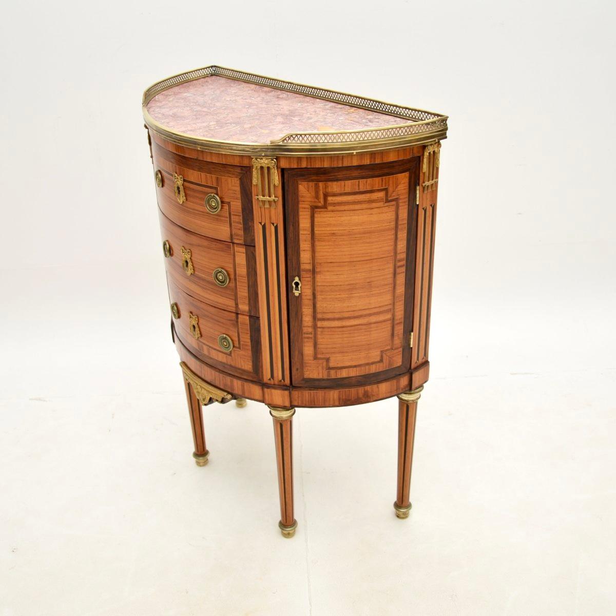 Similoro Antico commodino Luigi XIV con piano in marmo montato ad ormoluce in vendita