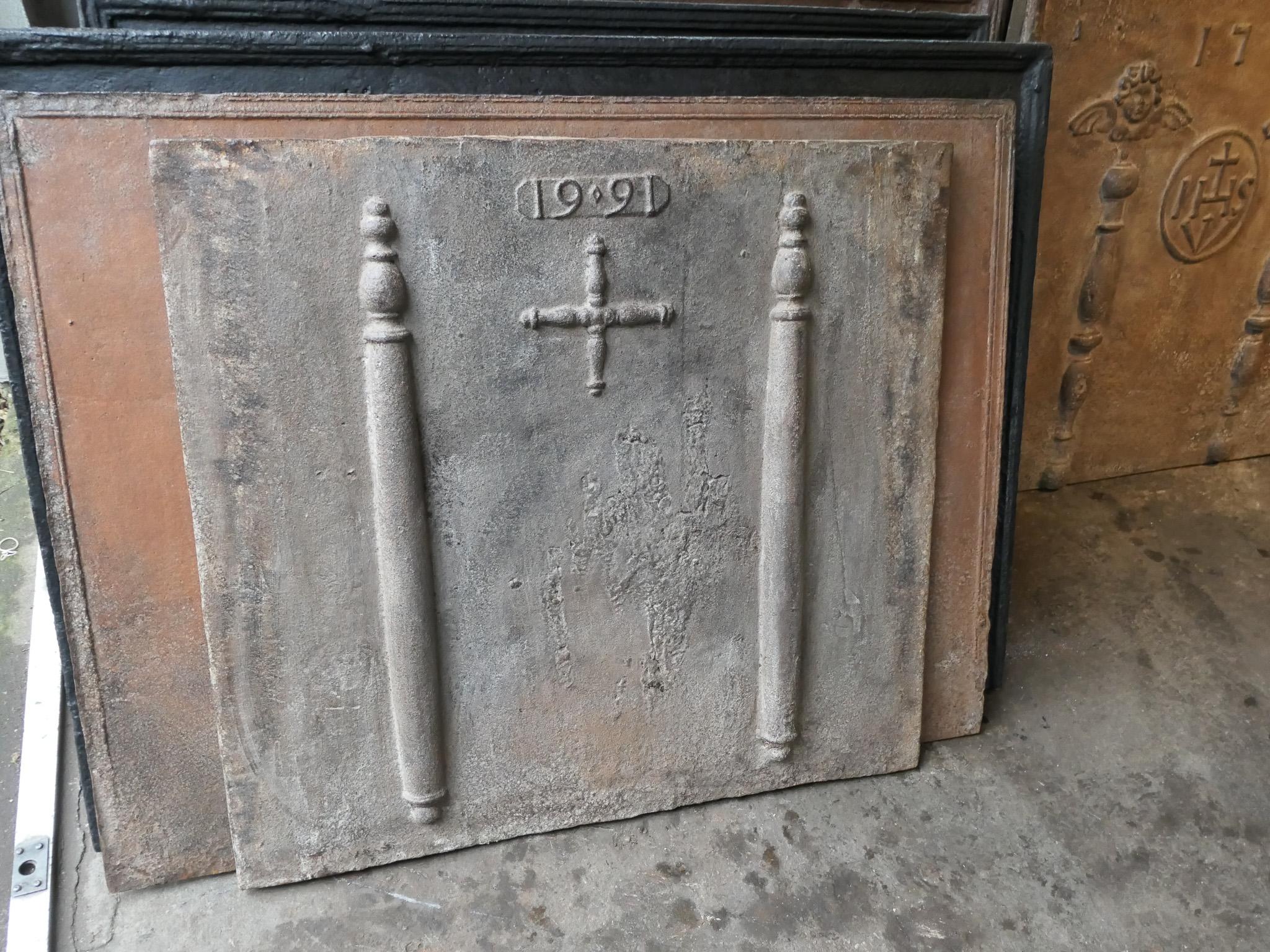 Antique Louis XIV 'Pillars with Saint Andrew's Cross' Fireback / Backsplash In Good Condition For Sale In Amerongen, NL