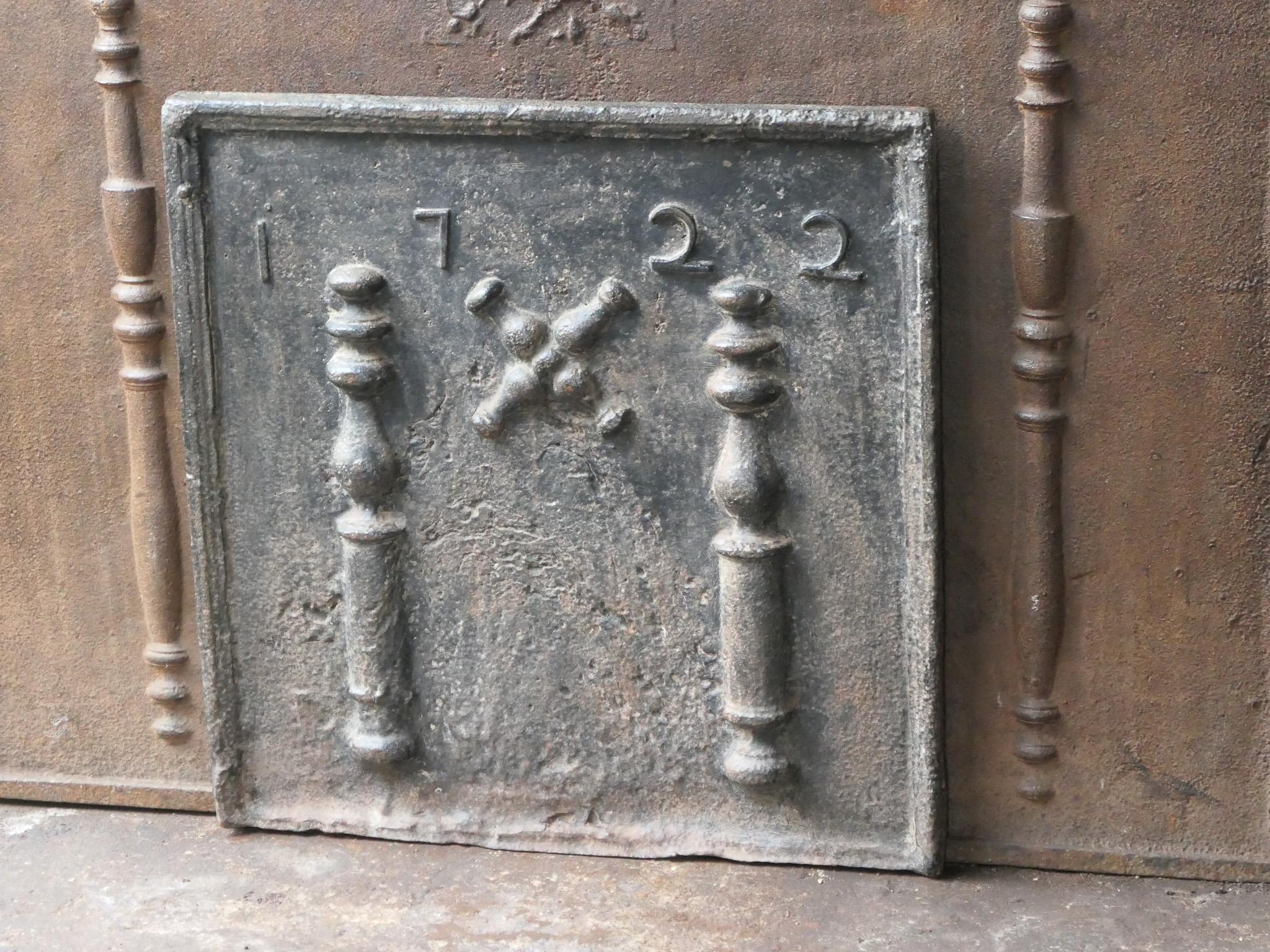 18th C. Louis XIV 'Pillars with Saint Andrew's Cross' Fireback / Backsplash In Good Condition For Sale In Amerongen, NL
