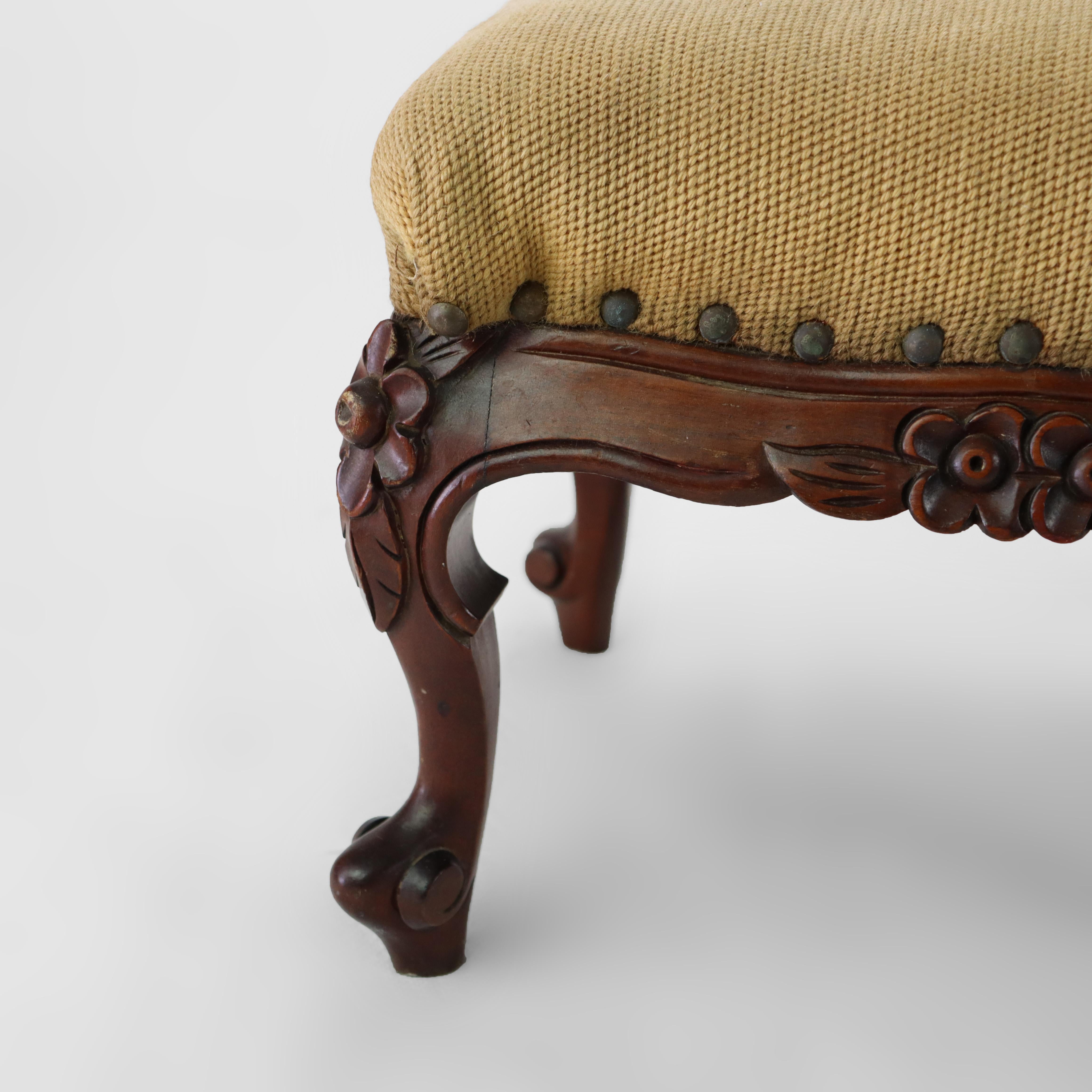 Antique Louis XIV Style Carved Walnut & Tapestry Footstool C1890 In Good Condition For Sale In Big Flats, NY