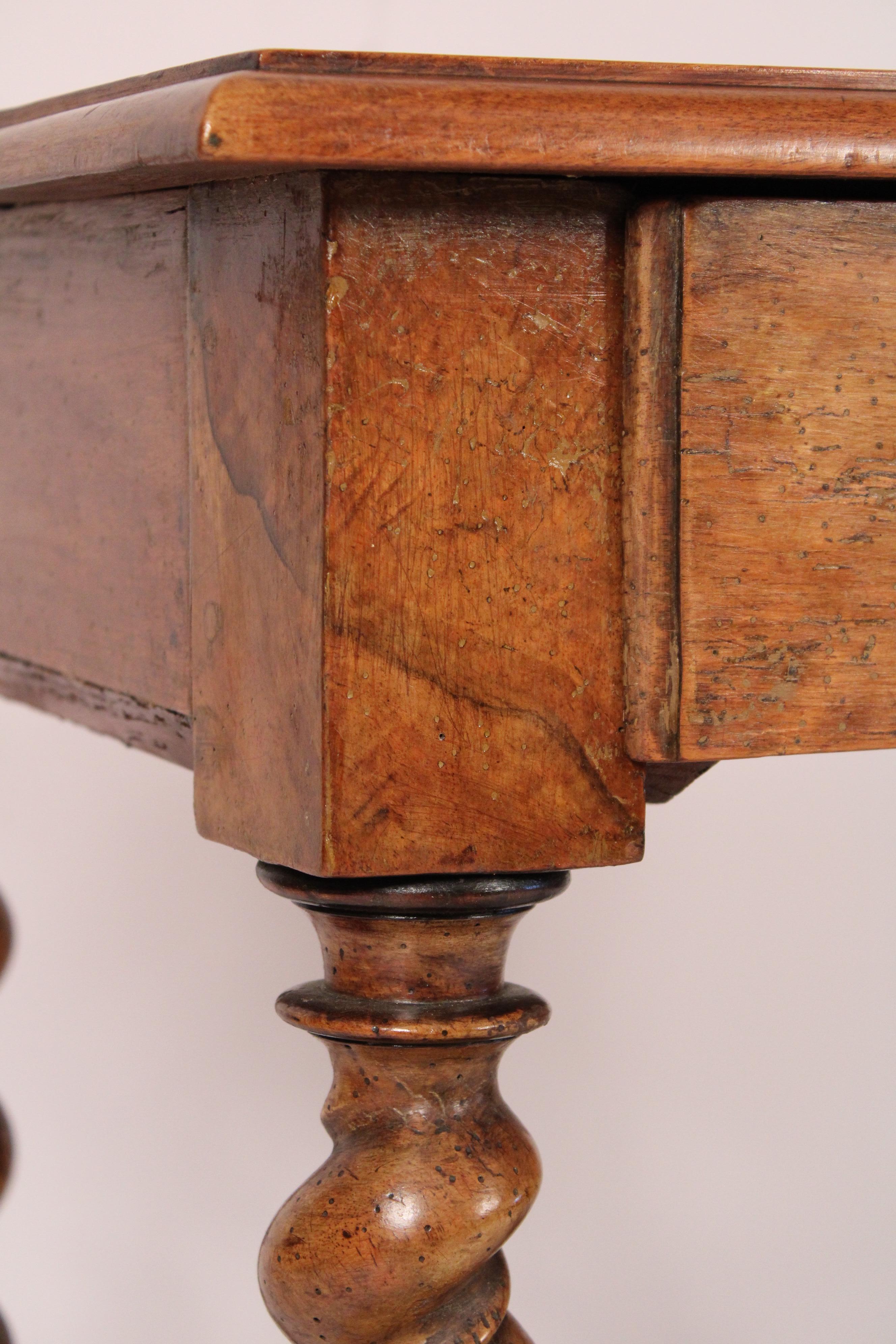 Table d'appoint ancienne de style Louis XIV en bois fruitier en vente 4