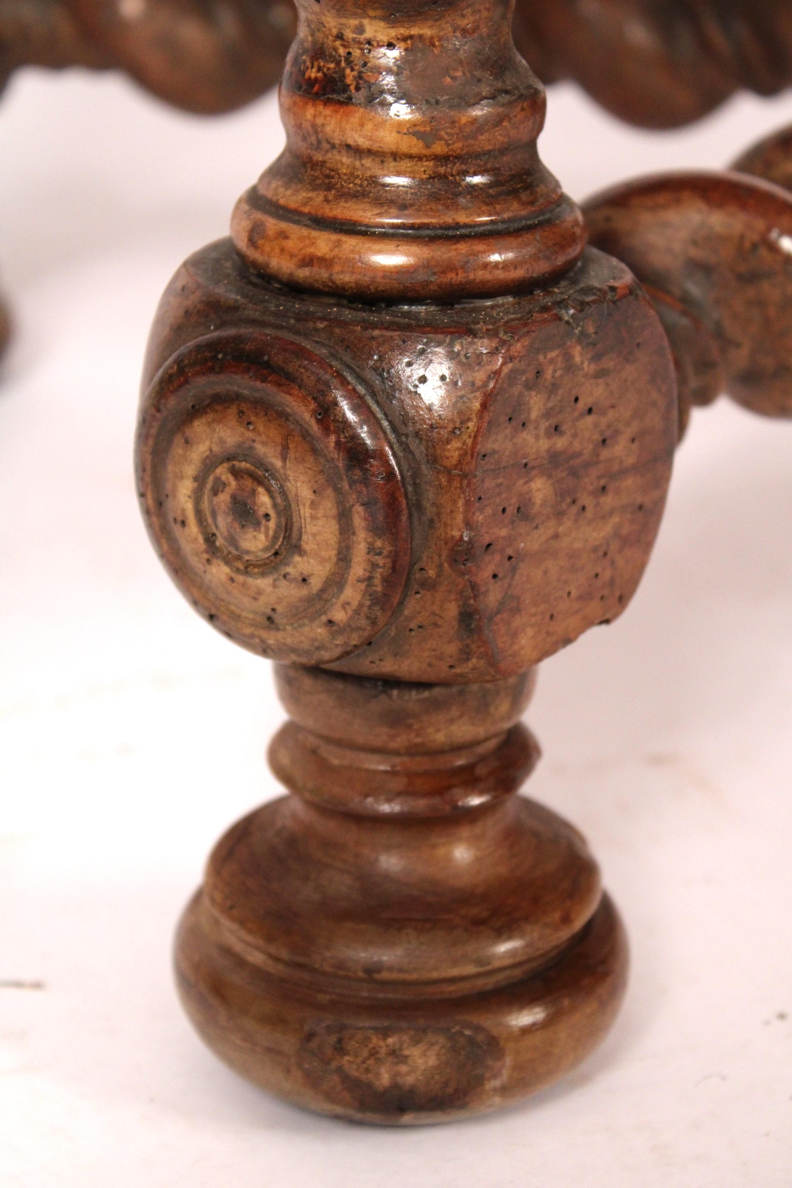 Table d'appoint ancienne de style Louis XIV en bois fruitier en vente 5