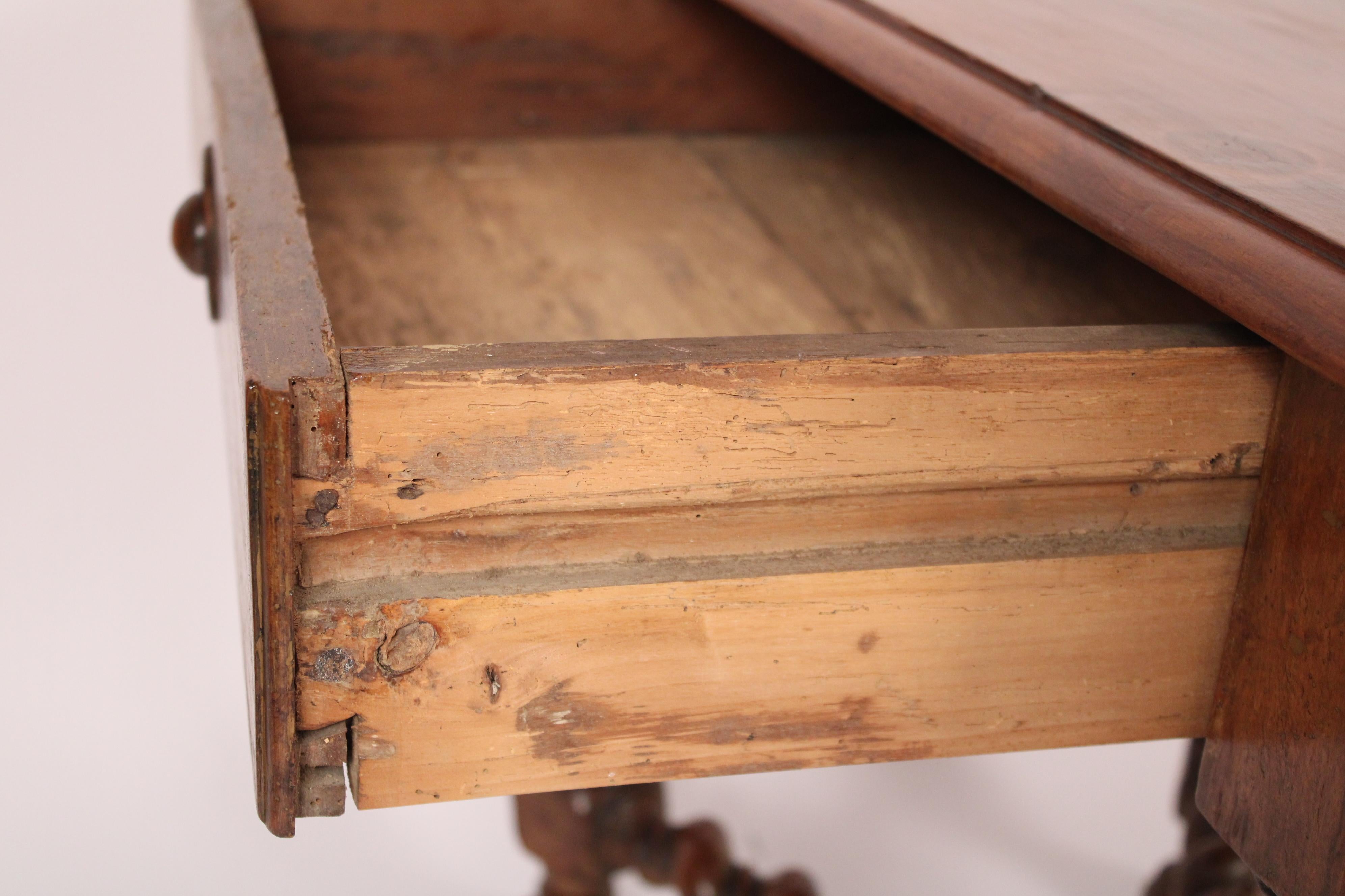 Table d'appoint ancienne de style Louis XIV en bois fruitier en vente 6