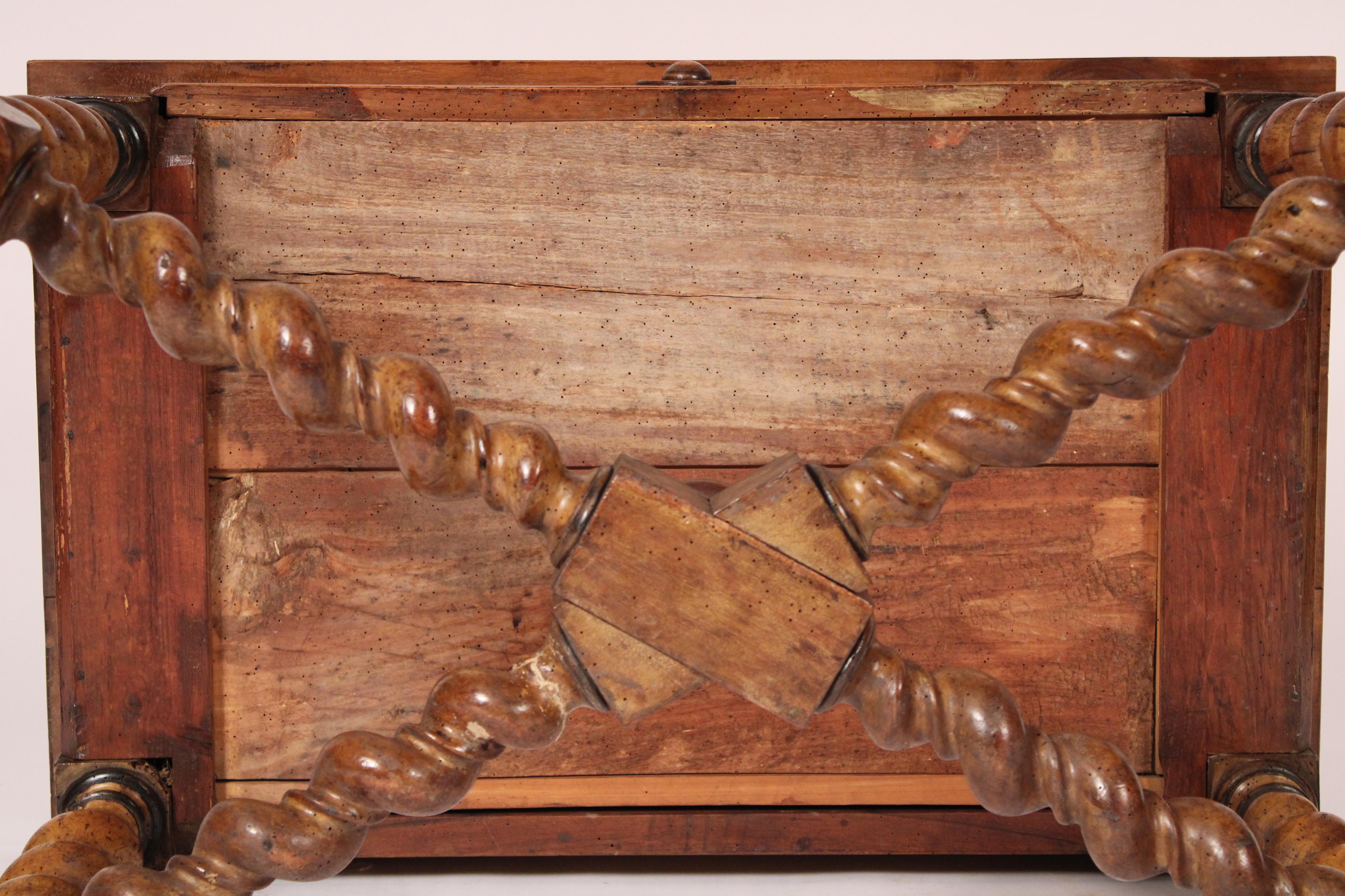 Table d'appoint ancienne de style Louis XIV en bois fruitier en vente 7