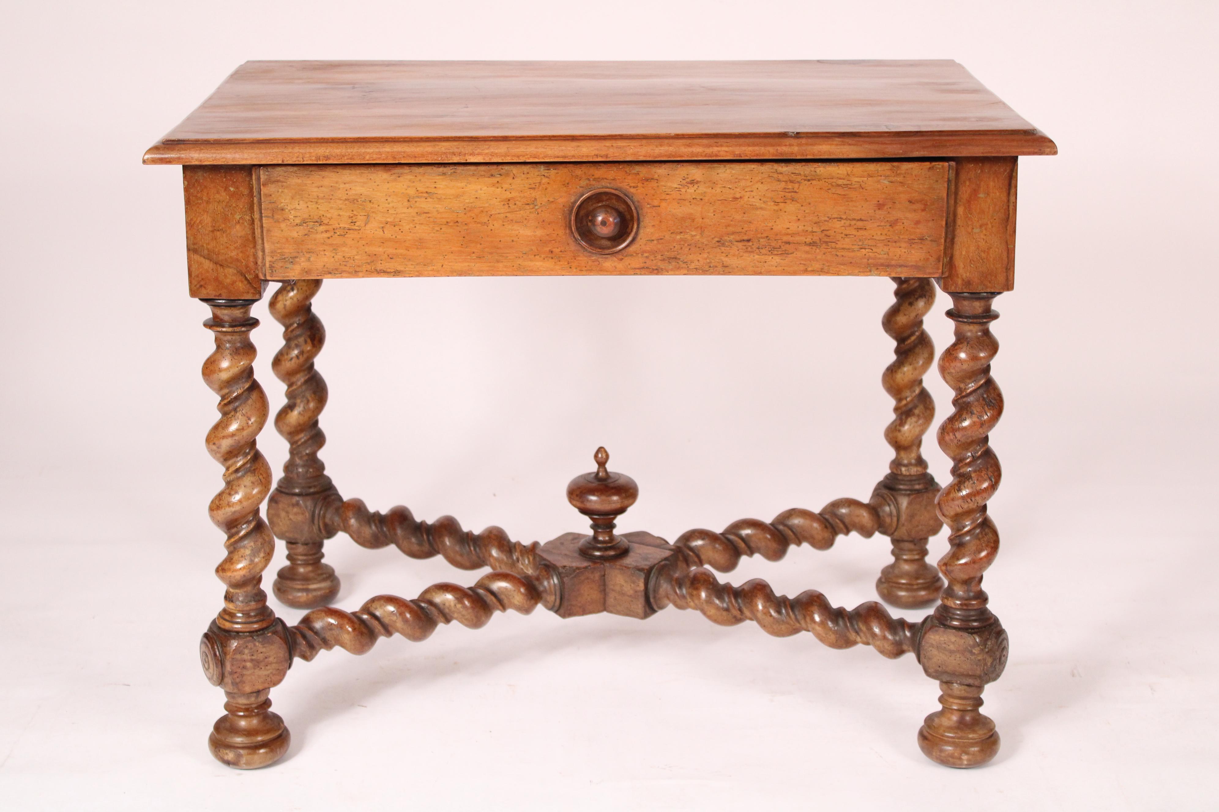 Table d'appoint ancienne en bois fruitier de style Louis XIV, 19ème siècle. Elle présente un plateau rectangulaire aux bords moulurés, un tiroir en frise avec un bouton en bois, des pieds en torsion d'orge reliés par une barre d'appui en forme de X