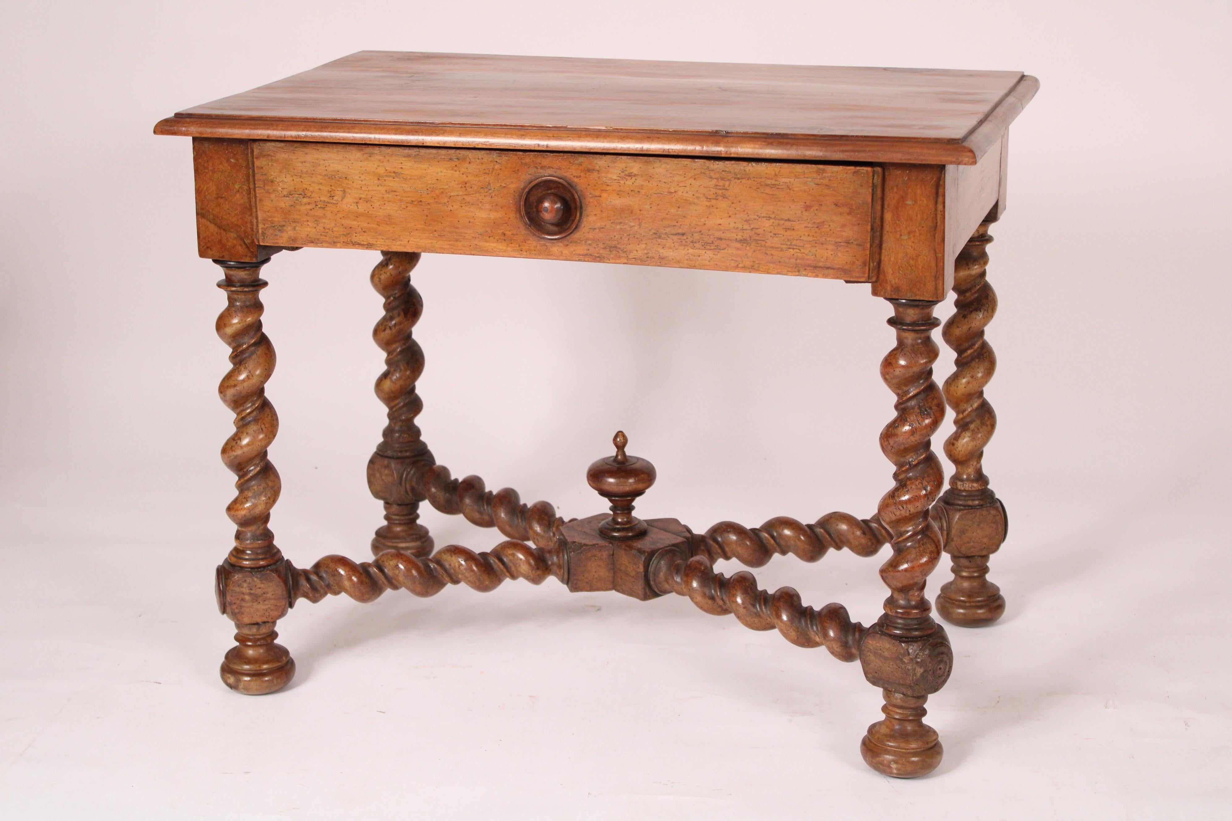 Européen Table d'appoint ancienne de style Louis XIV en bois fruitier en vente