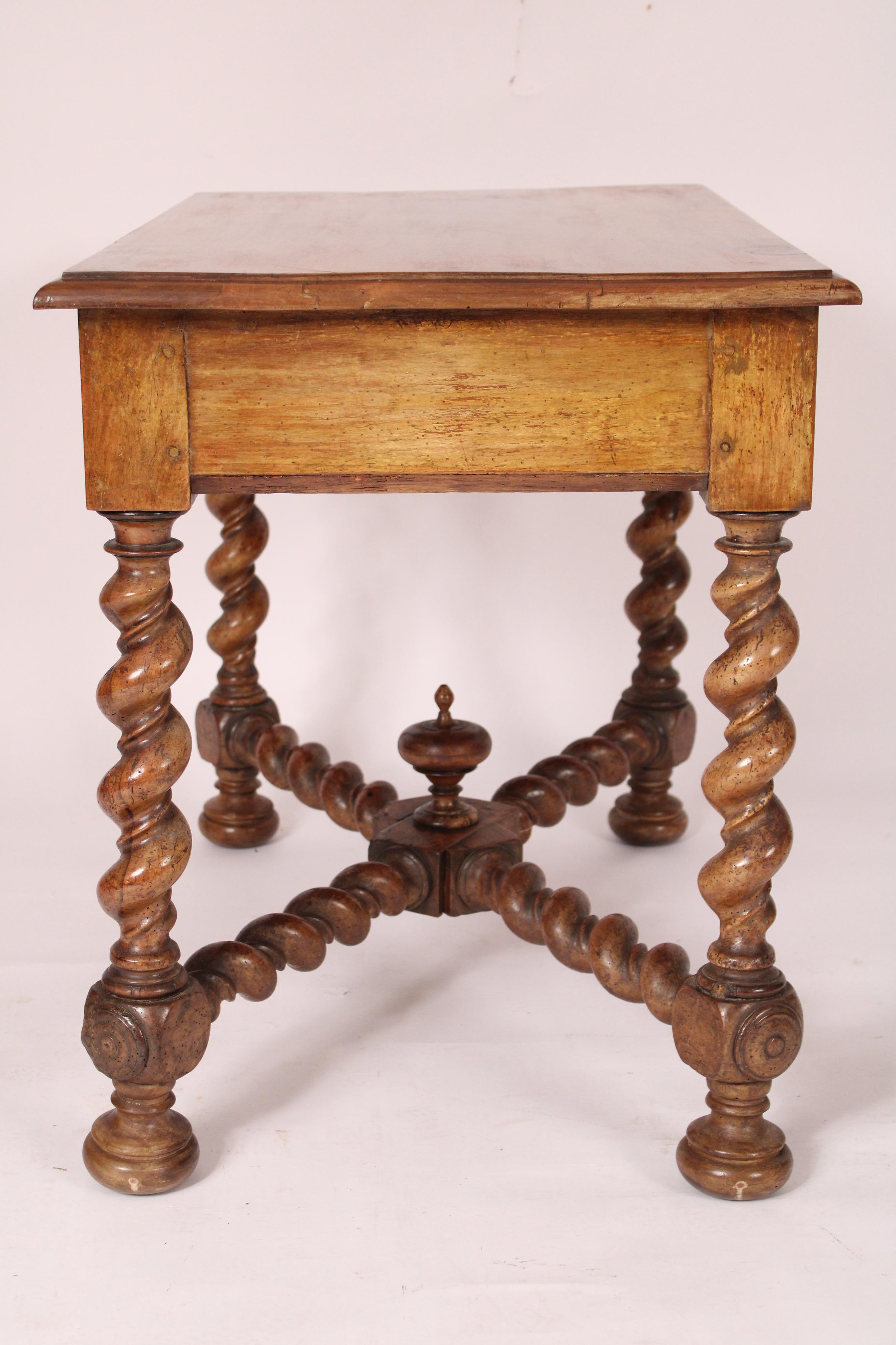 Table d'appoint ancienne de style Louis XIV en bois fruitier Bon état - En vente à Laguna Beach, CA