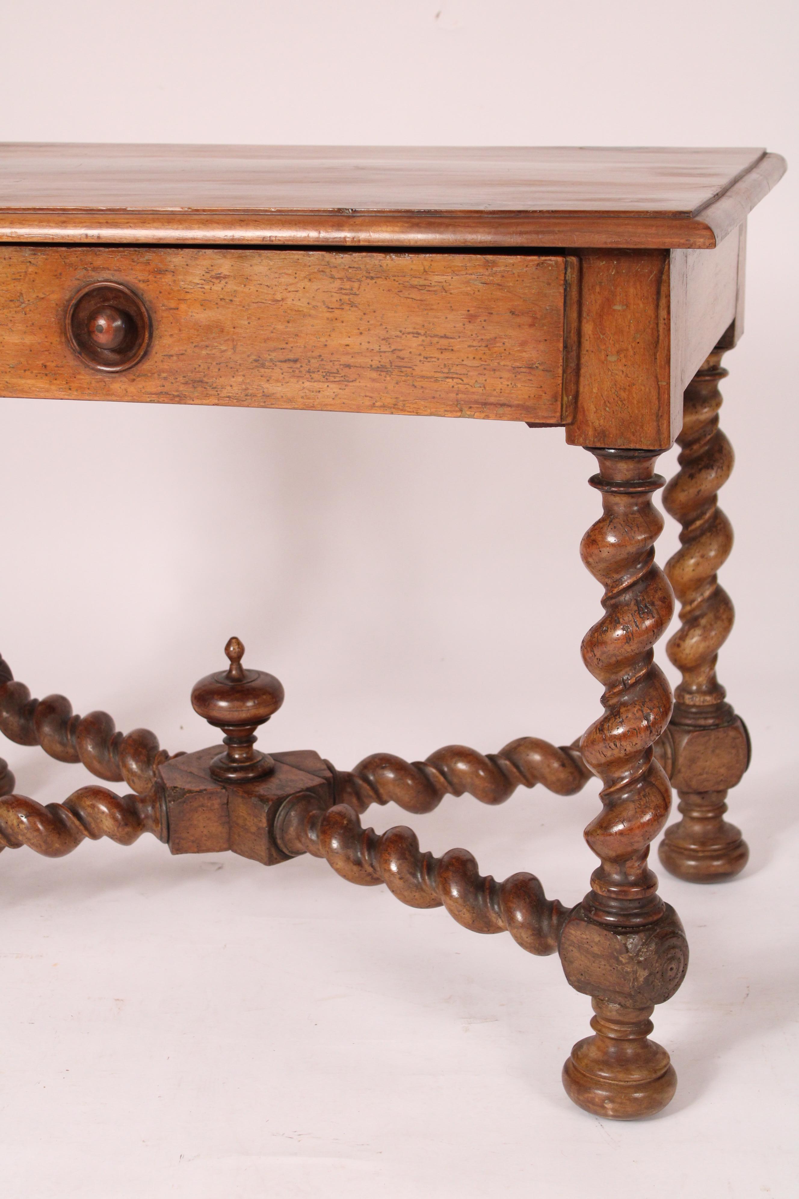 Table d'appoint ancienne de style Louis XIV en bois fruitier en vente 1
