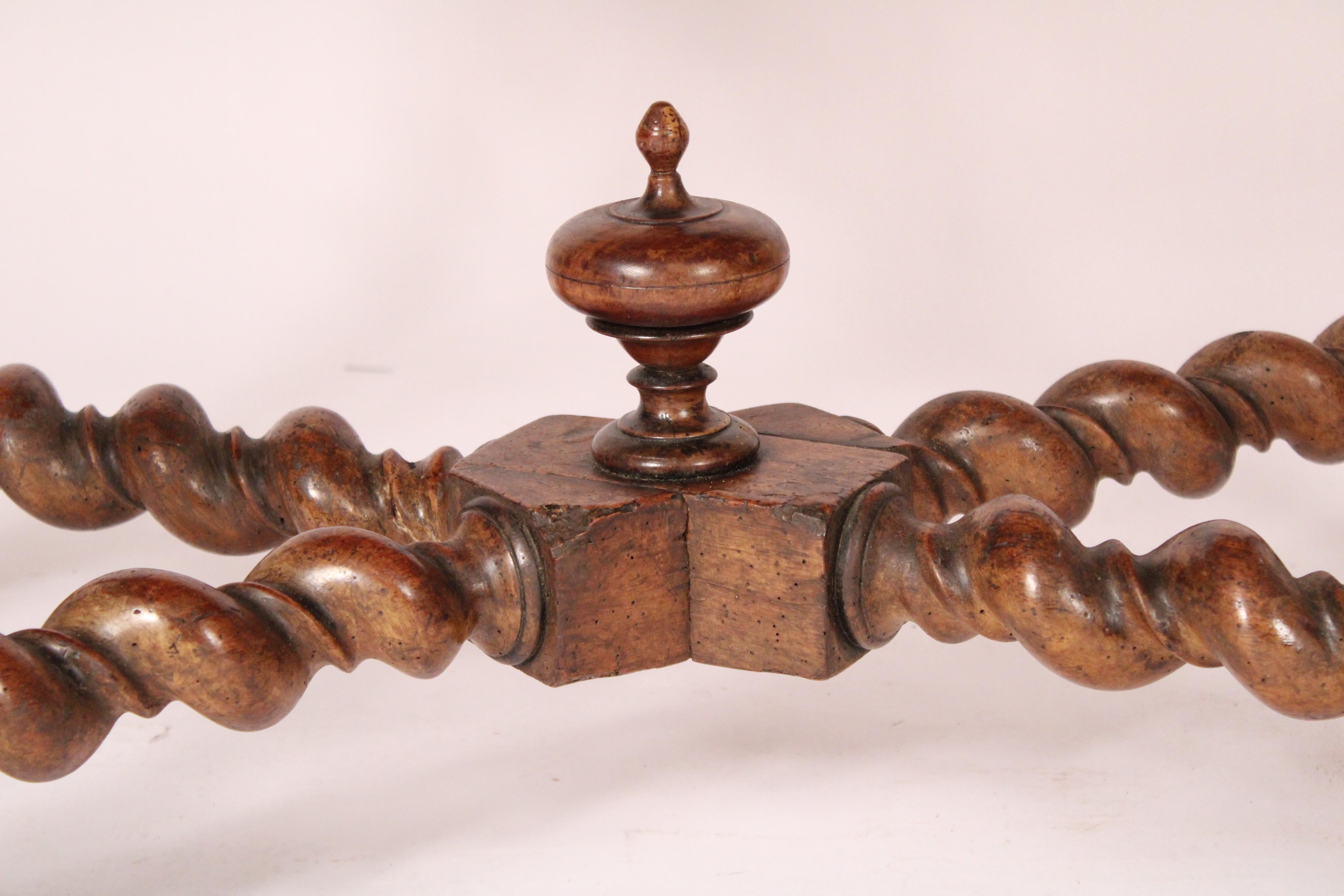 Table d'appoint ancienne de style Louis XIV en bois fruitier en vente 2