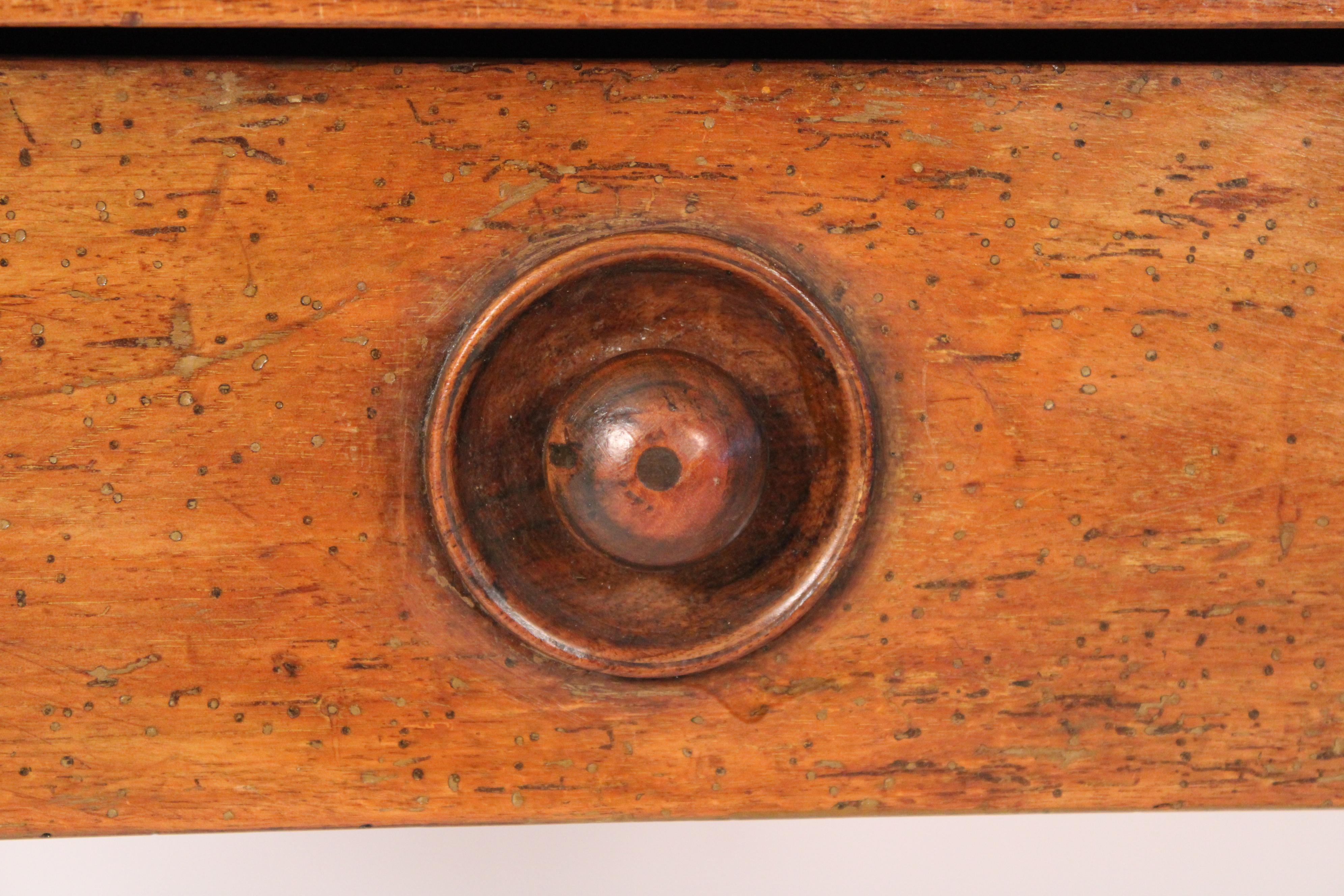 Table d'appoint ancienne de style Louis XIV en bois fruitier en vente 3