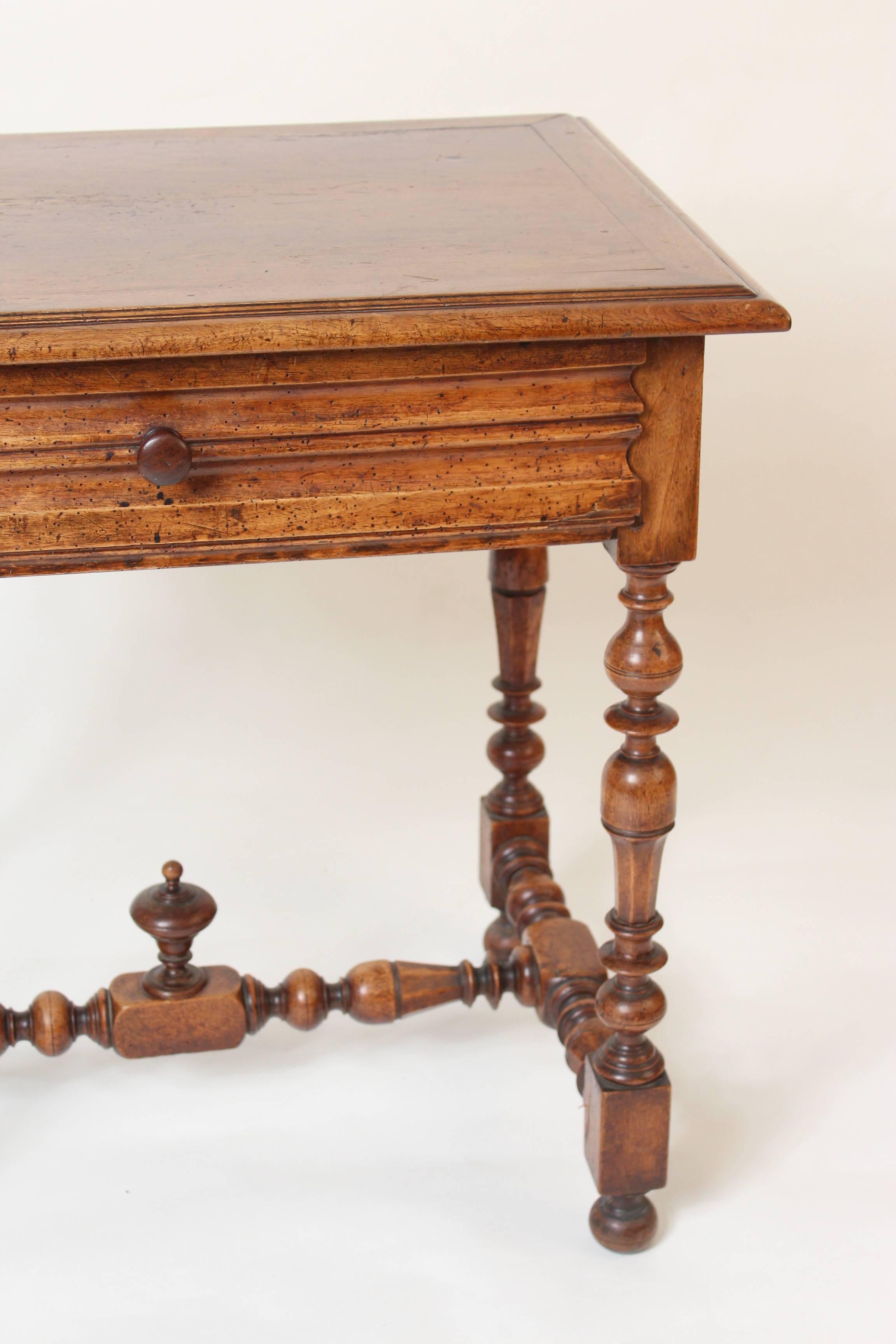 Antique Louis XIV style walnut single drawer occasional table, 19th century. Nice wood color / patina. Period construction with mortise, tenon and dowel joints.