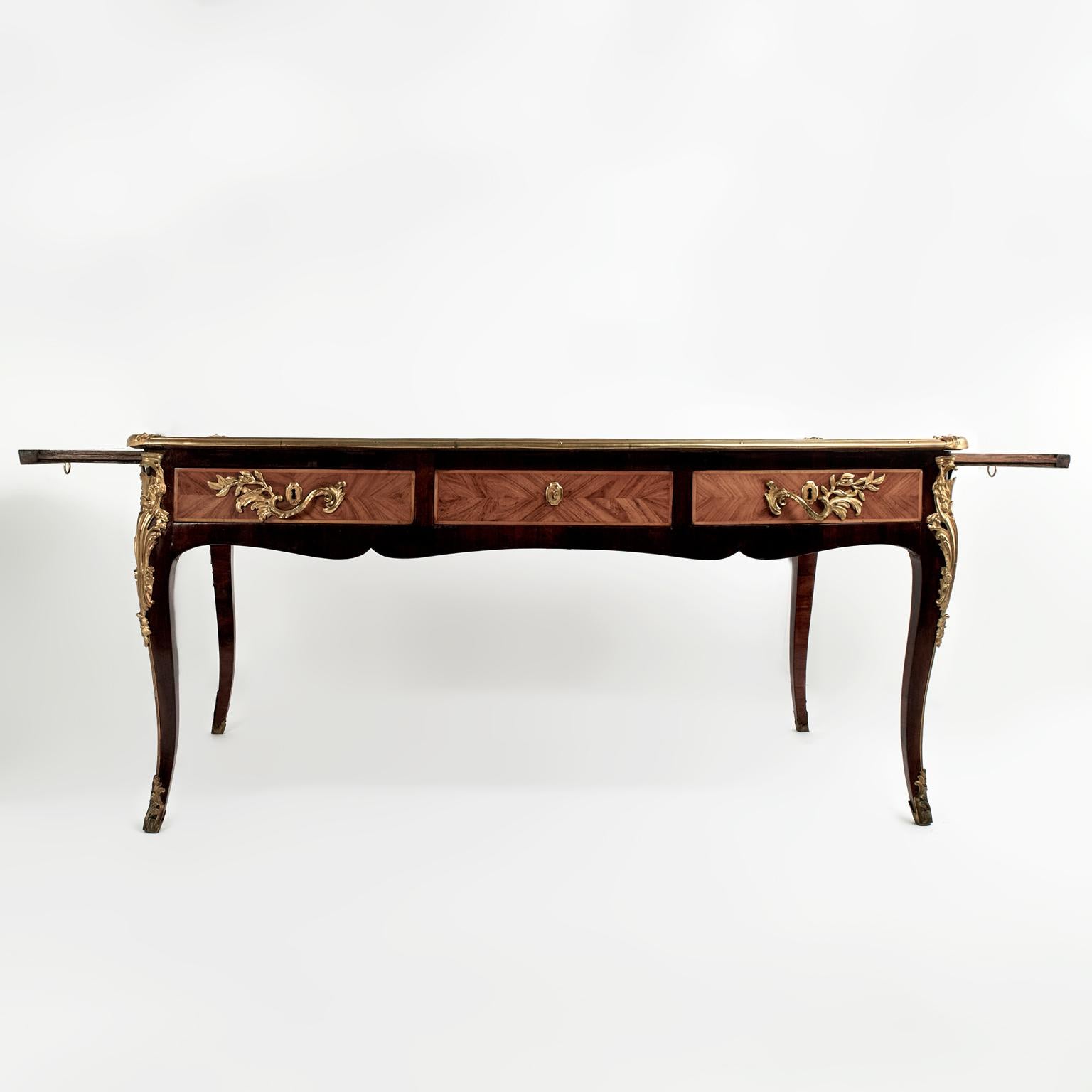 Antique Louis XV Bureau Plat or Leather Top Desk In Good Condition For Sale In Palm Beach, FL