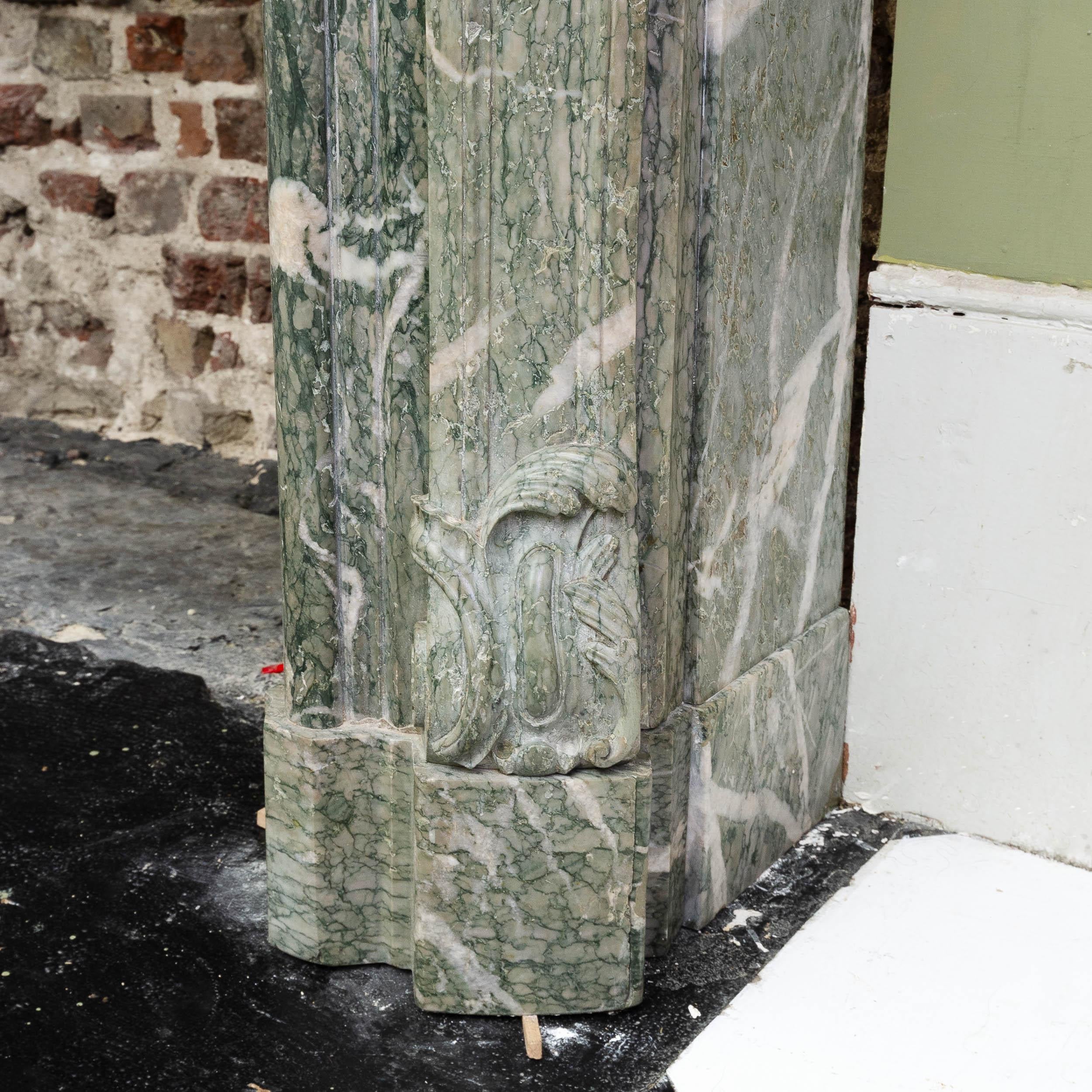 Antiker Campan Vert-Kamin im Louis-XV-Stil im Angebot 6