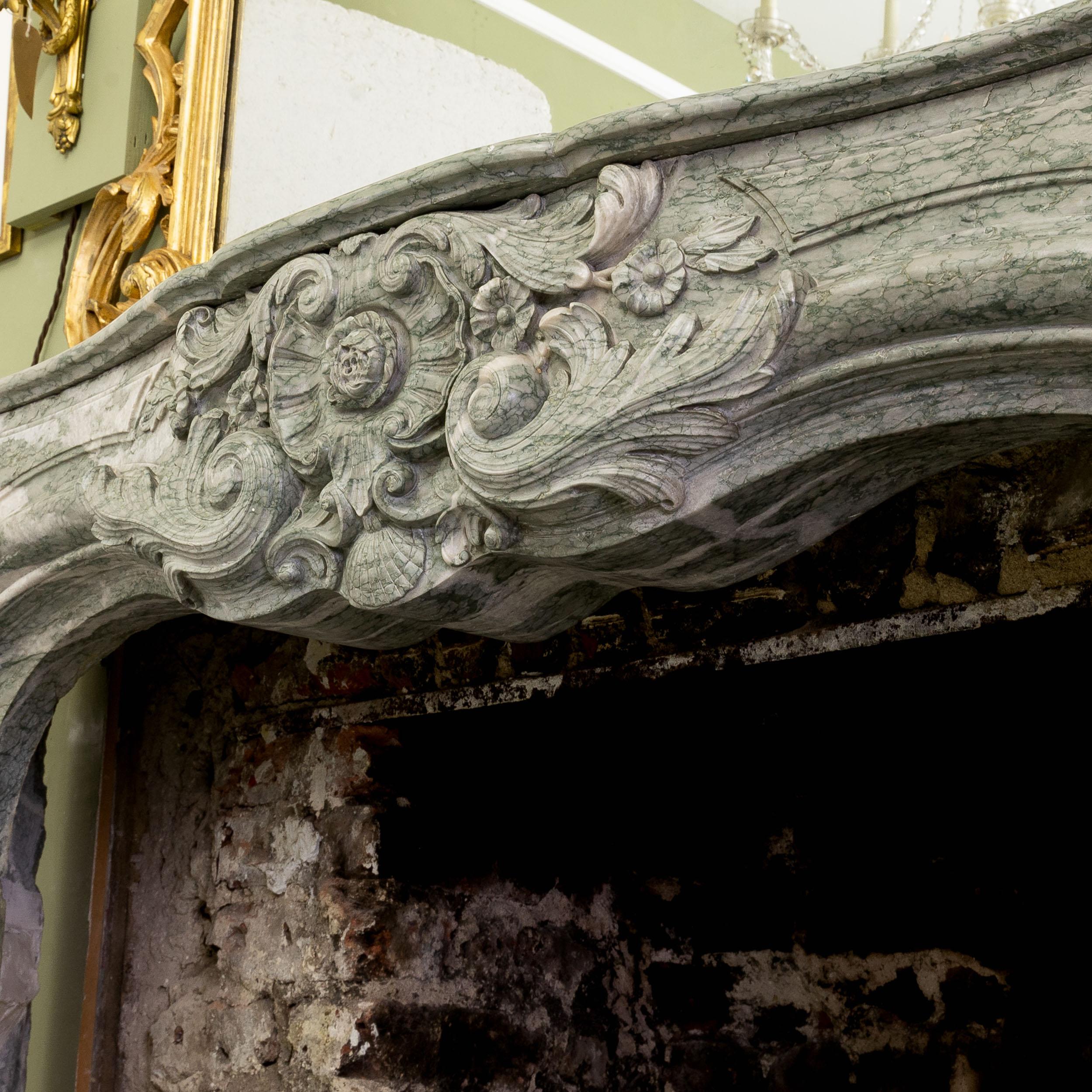 Antiker Campan Vert-Kamin im Louis-XV-Stil im Angebot 7