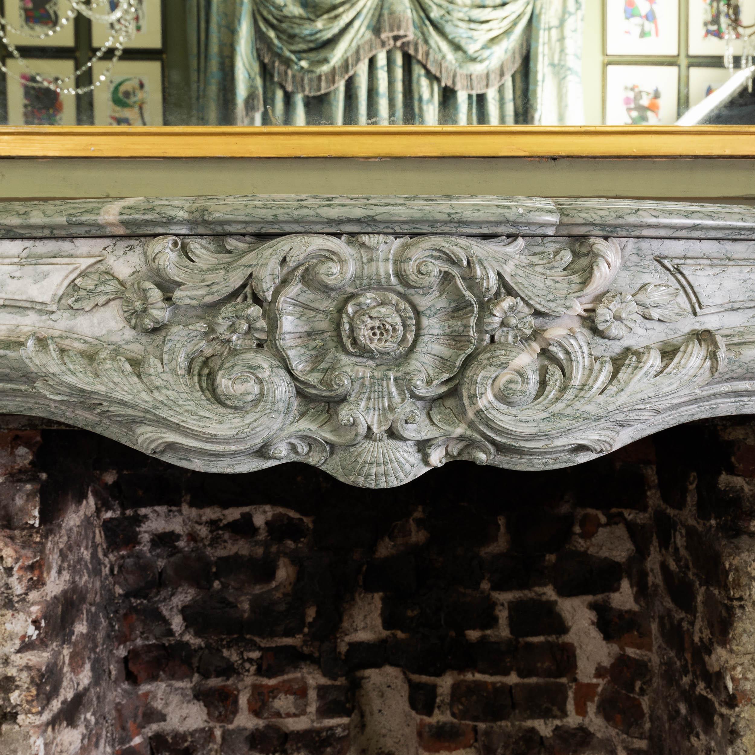 Antiker Campan Vert-Kamin im Louis-XV-Stil (Französisch) im Angebot