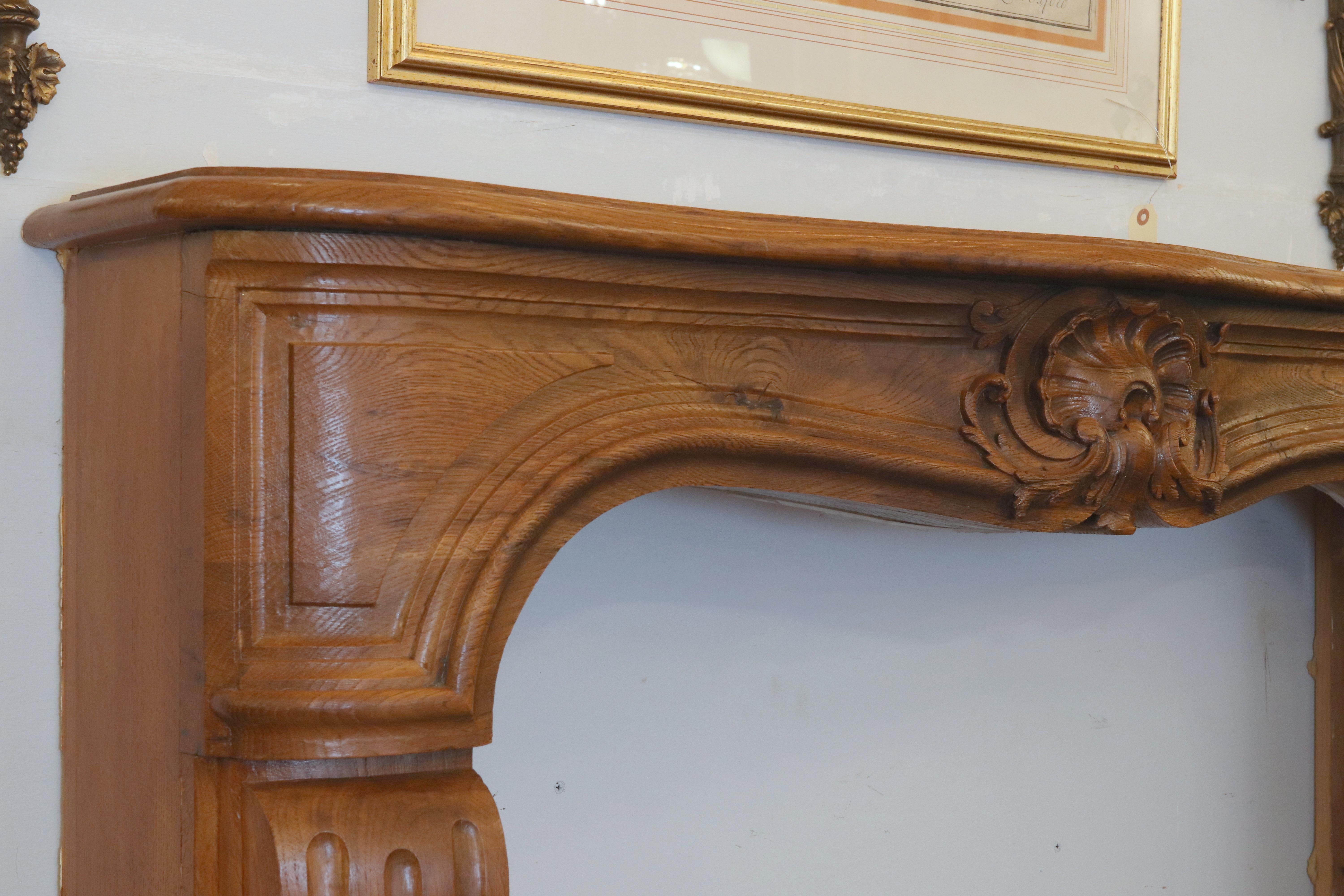 Antique Louis XV Carved Oak Dark Tone Fireplace Mantel In Good Condition In New York, NY