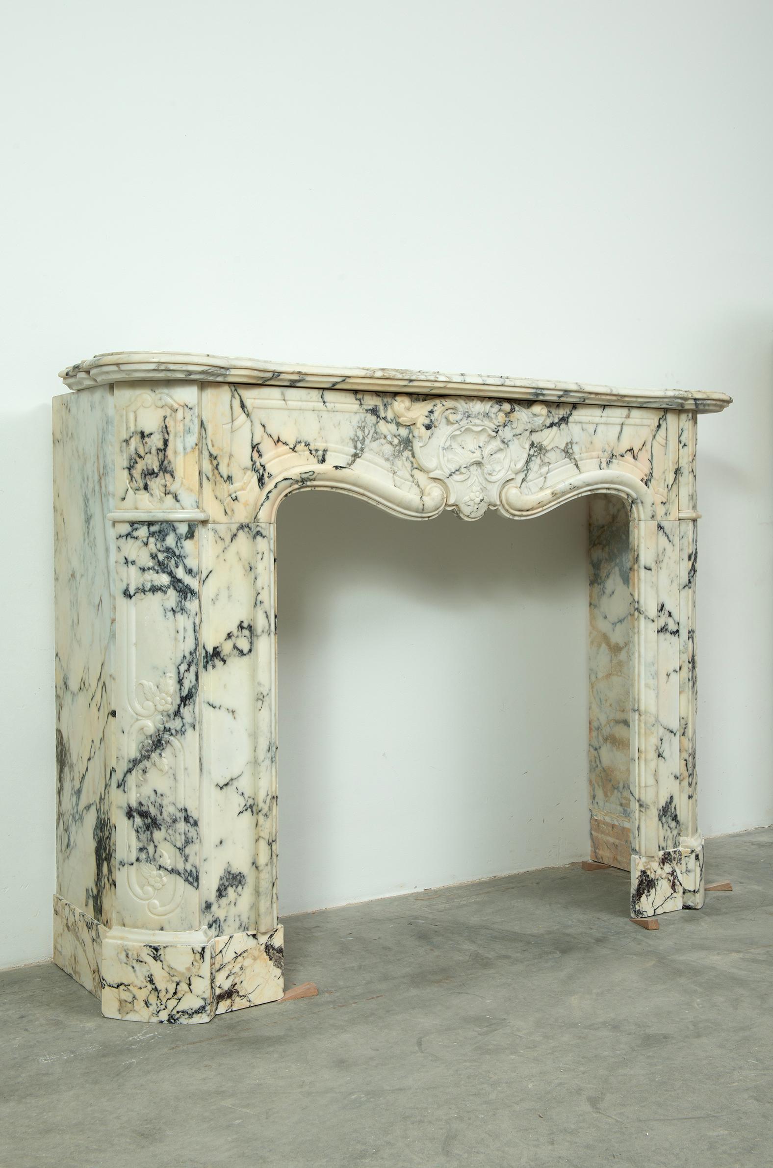 Antique Louis XV Fireplace Mantel In Fair Condition For Sale In Haarlem, Noord-Holland