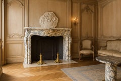 Antiker Kaminsims im Louis-XV-Stil aus auffälligem Breche-Marmor