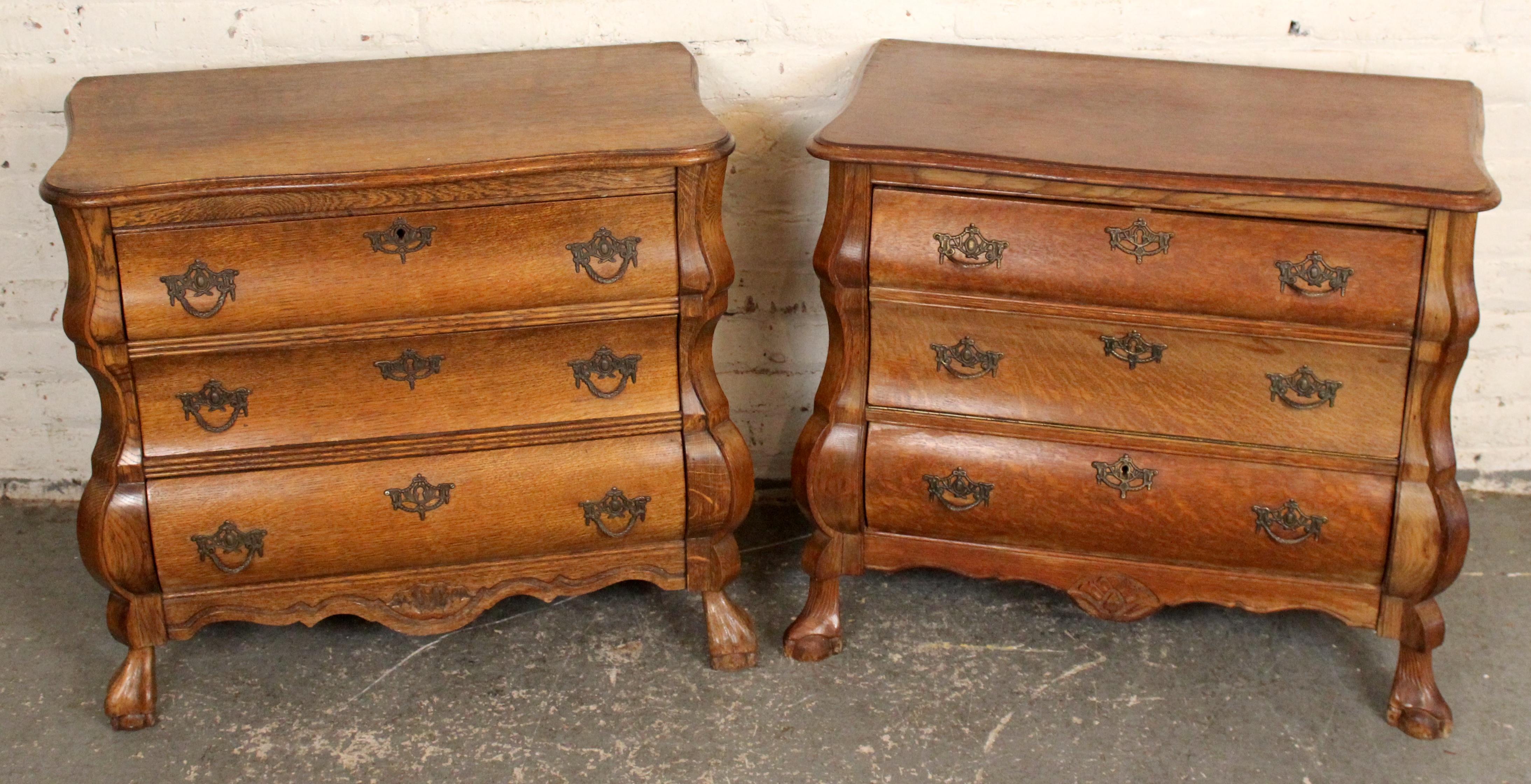 Paire de commodes à bombe de style Louis XV en chêne massif du XIXe siècle, magnifiquement sculptées. Dotés d'élégantes façades en serpentin, de ferrures en laiton d'origine et de pieds cabriole classiques avec pattes, ces coffres mettent en valeur