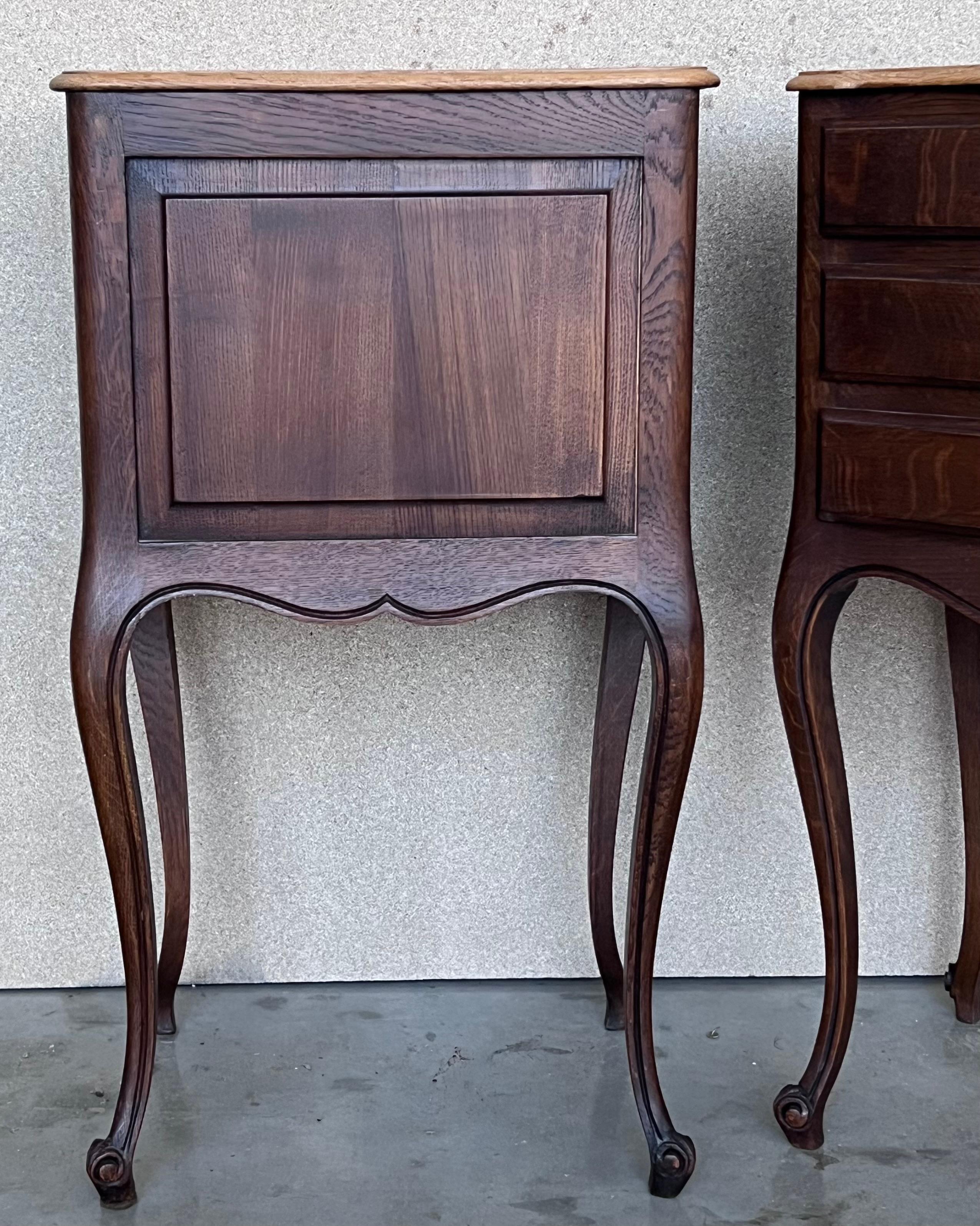 Antique Louis XV French Darkness Oak Nightstands, Set of 2 In Good Condition For Sale In Miami, FL