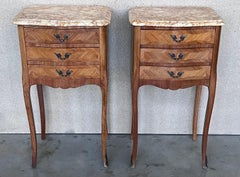 Tables de nuit anciennes Louis XV françaises avec plateau en marbre, lot de 2