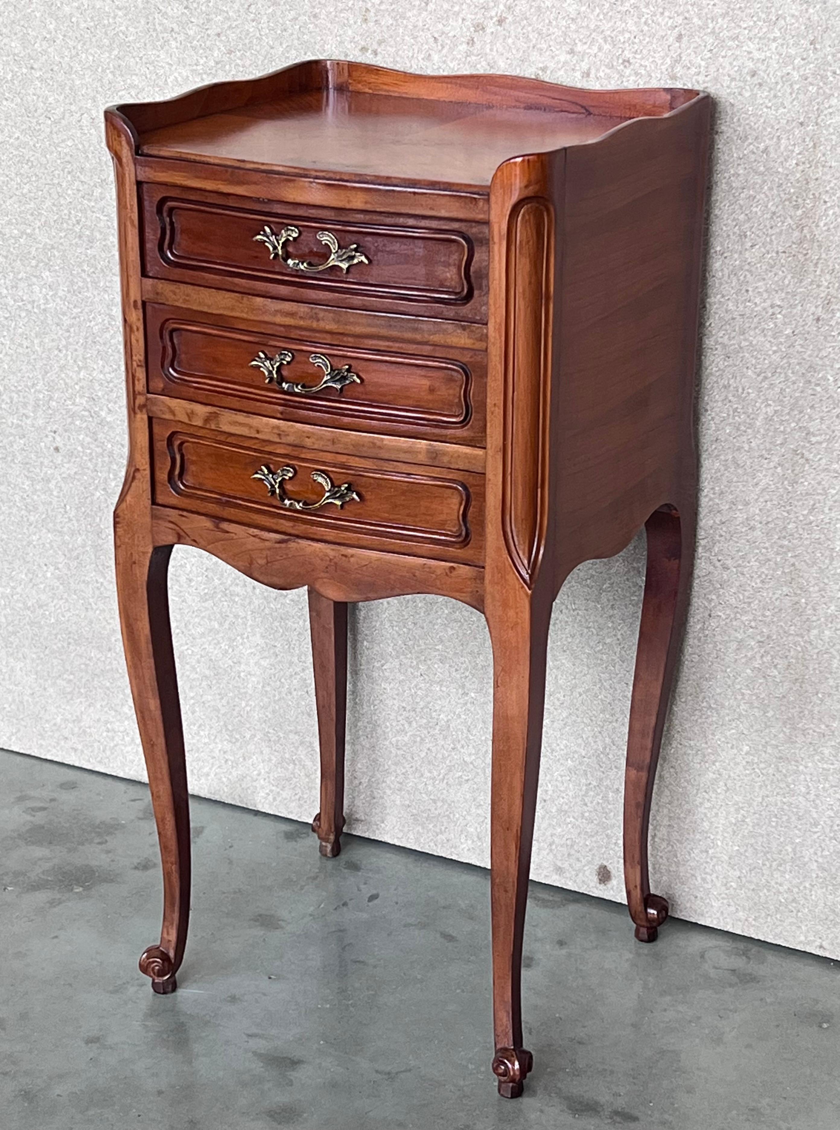 Antique Louis XV French Marquetry Marble Top Nightstands, Set of 2 In Good Condition For Sale In Miami, FL