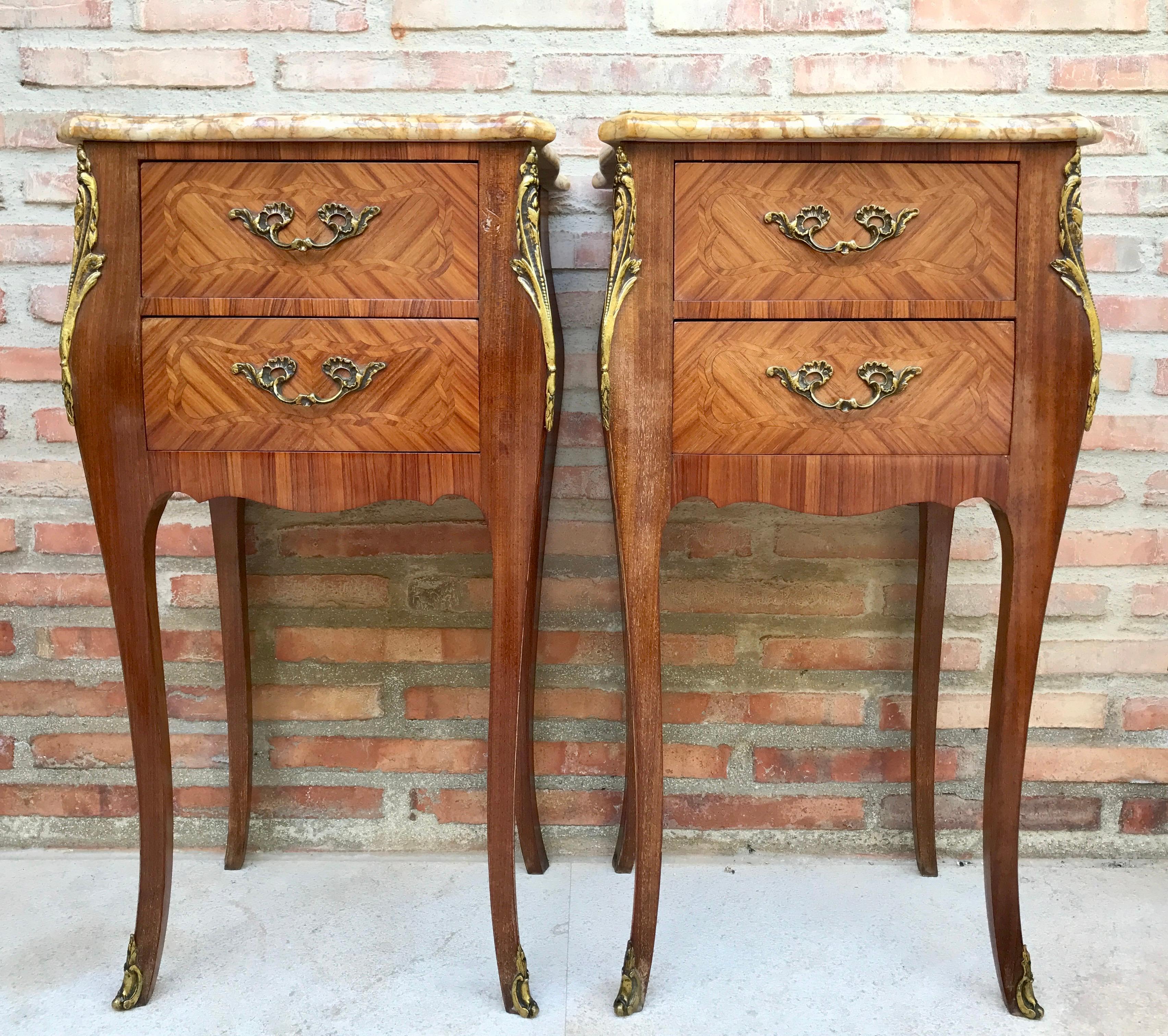 Antique Louis XV French Marquetry Marble Top Nightstands, Set of 2 In Good Condition For Sale In Miami, FL
