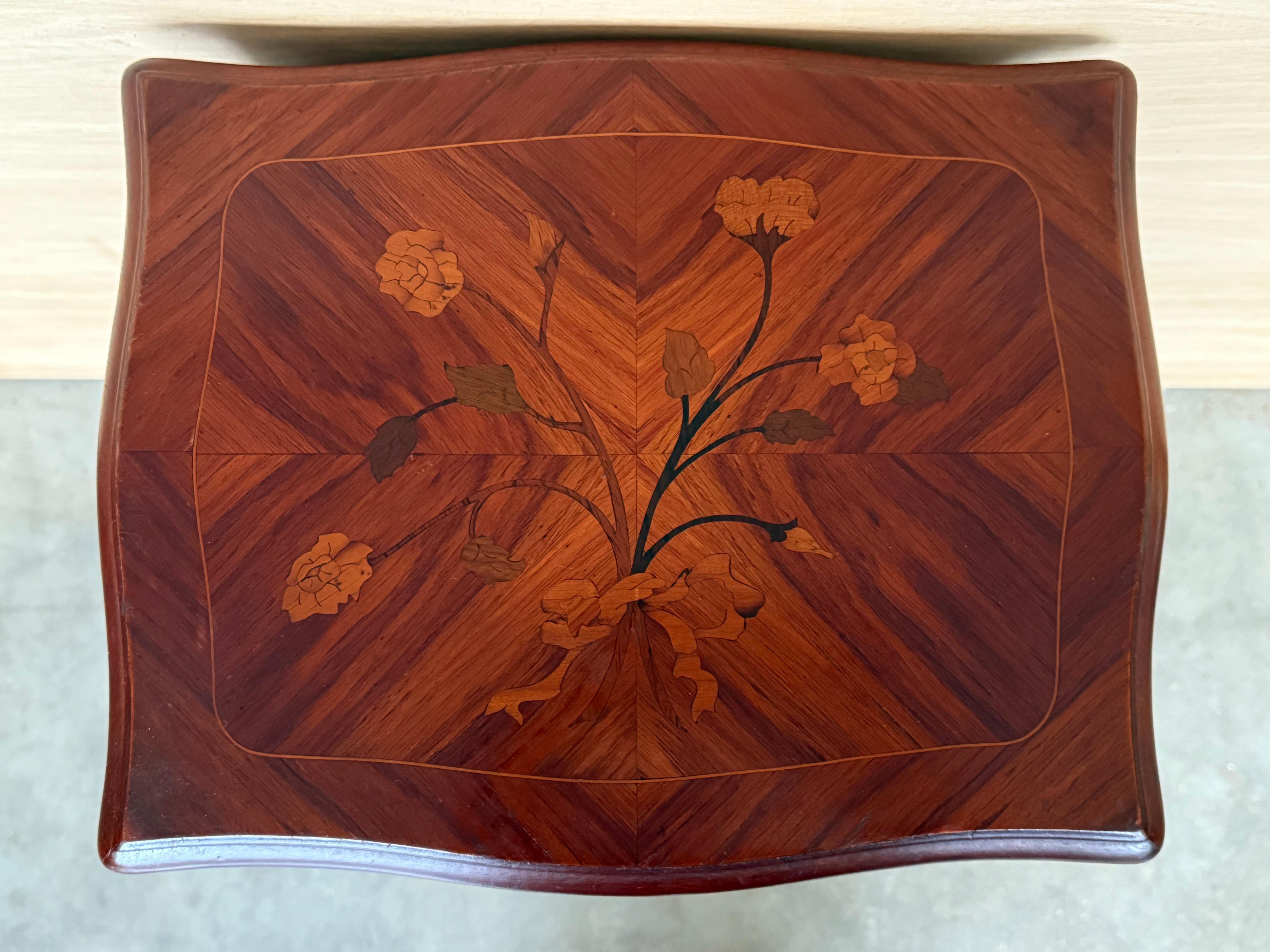 Antique Louis XV French Marquetry with Drawers Nightstands, Set of 2 en vente 3